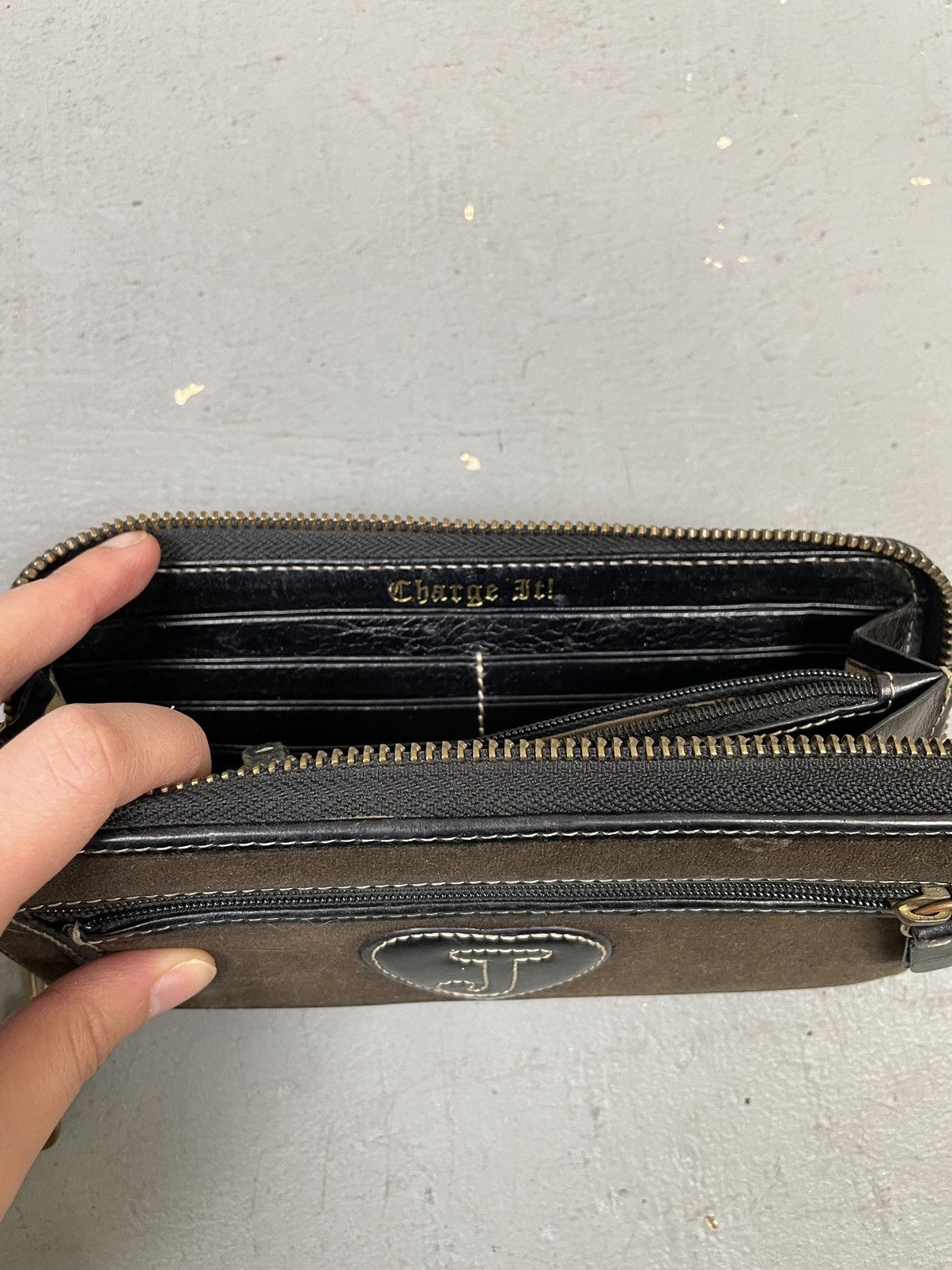 Juicy Couture Juicy Couture crest velour wallet billfold Size ONE SIZE - 8 Thumbnail
