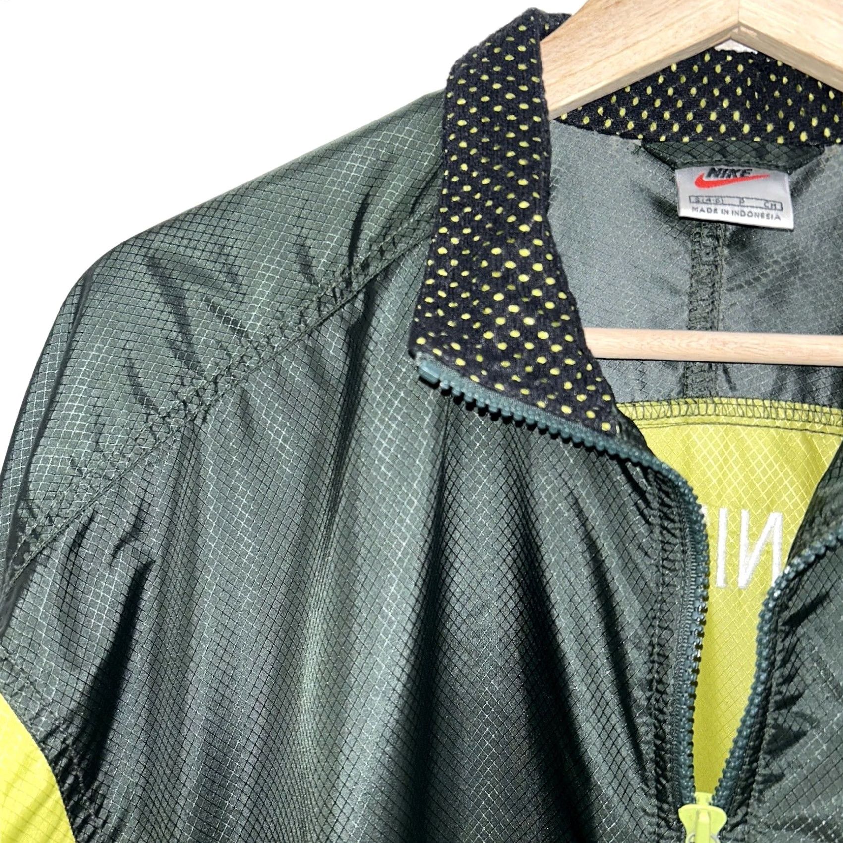 Nike VINTAGE Nike Windbreaker Jacket Green Full Zip Men’s Small Shirt Size US S / EU 44-46 / 1 - 6 Thumbnail