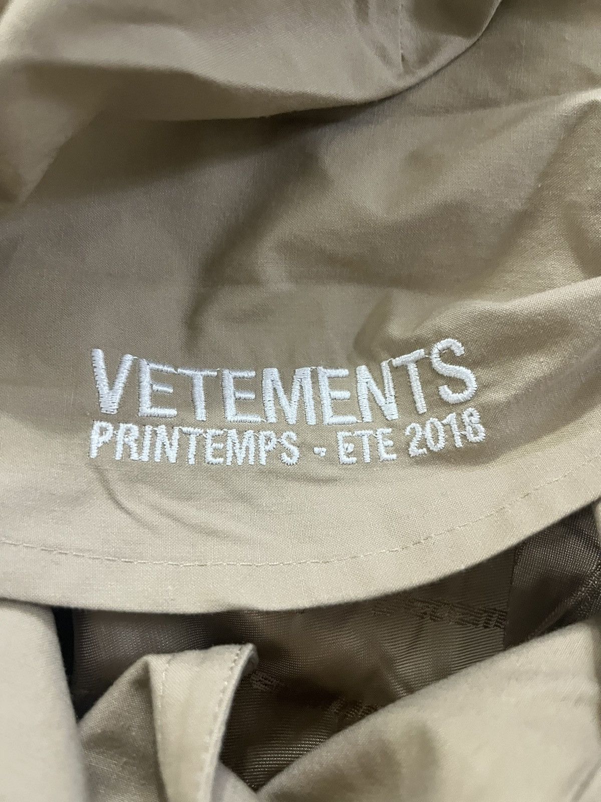 Vetements S Vetements back logo Tape logo oversized trench coat Size US S / EU 44-46 / 1 - 10 Thumbnail