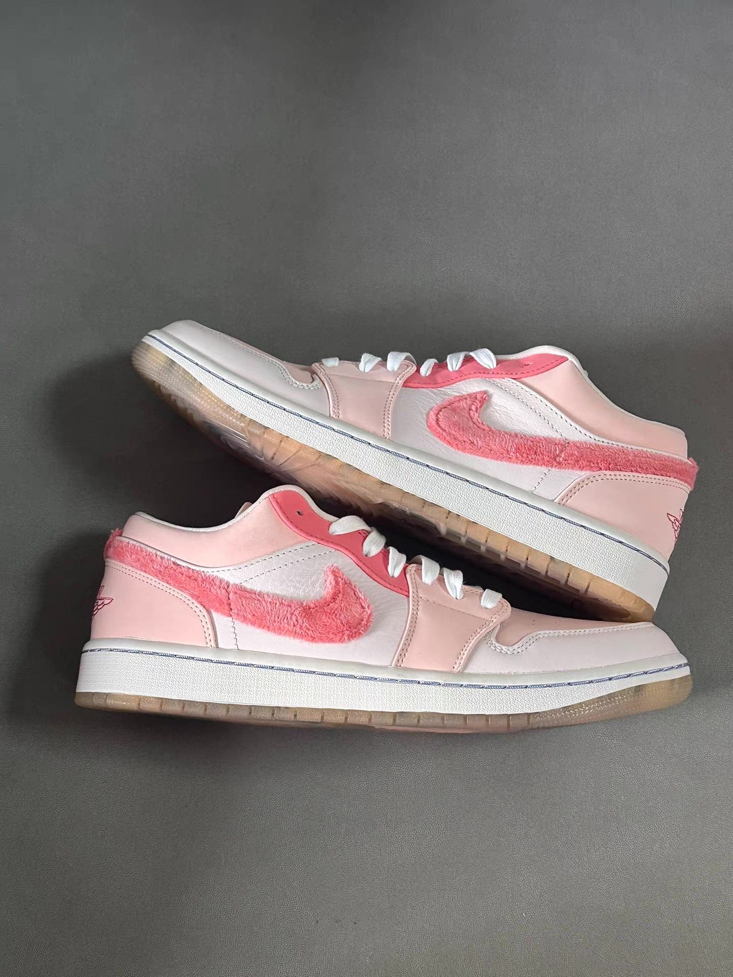 Nike AJ1 Pink Plush Swoosh Ｑ20 Size US 10 / EU 43 - 5 Thumbnail