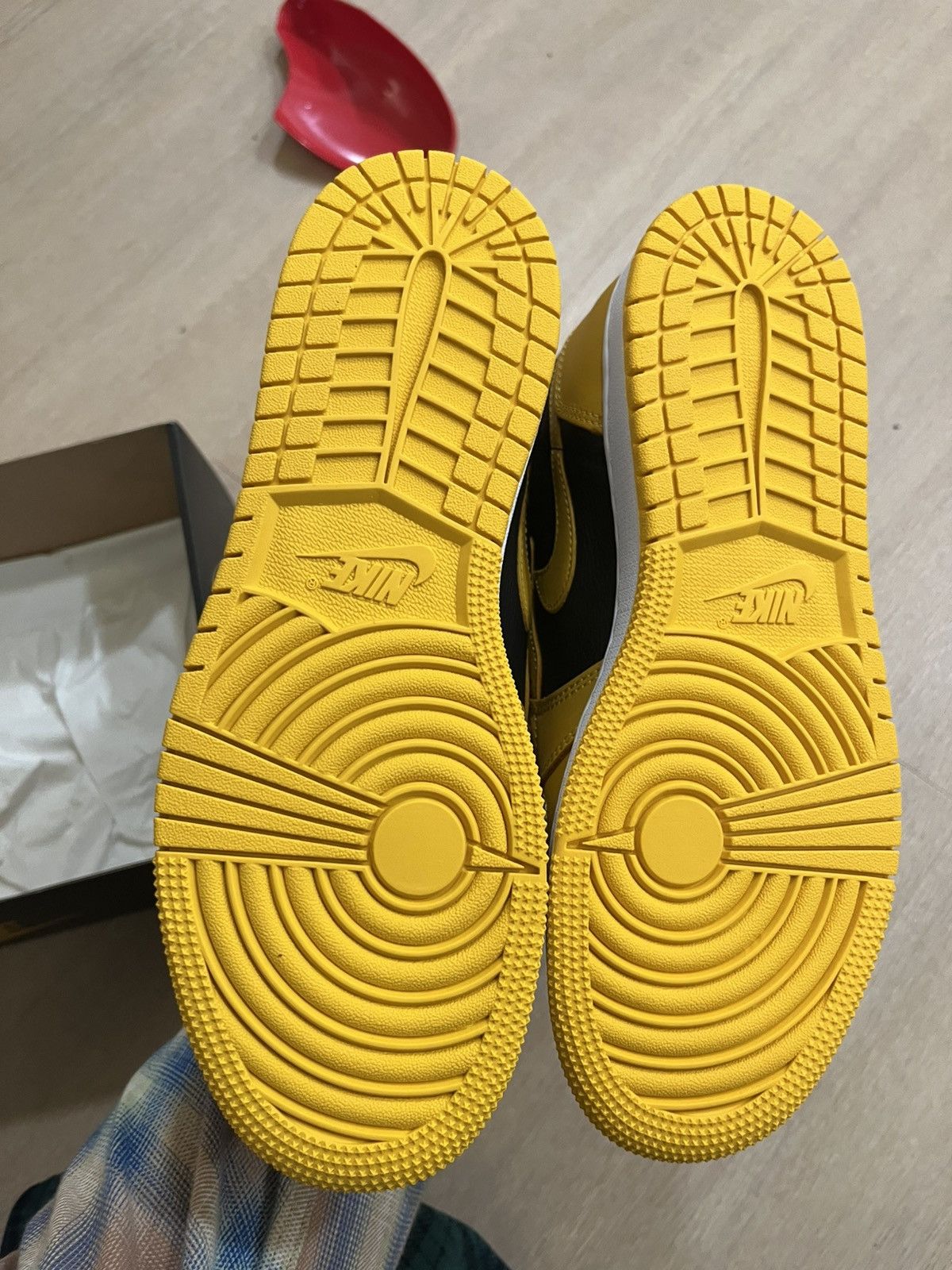 Supreme Jordan 1 pollen BNWT Size US 6 / EU 39 - 4 Thumbnail