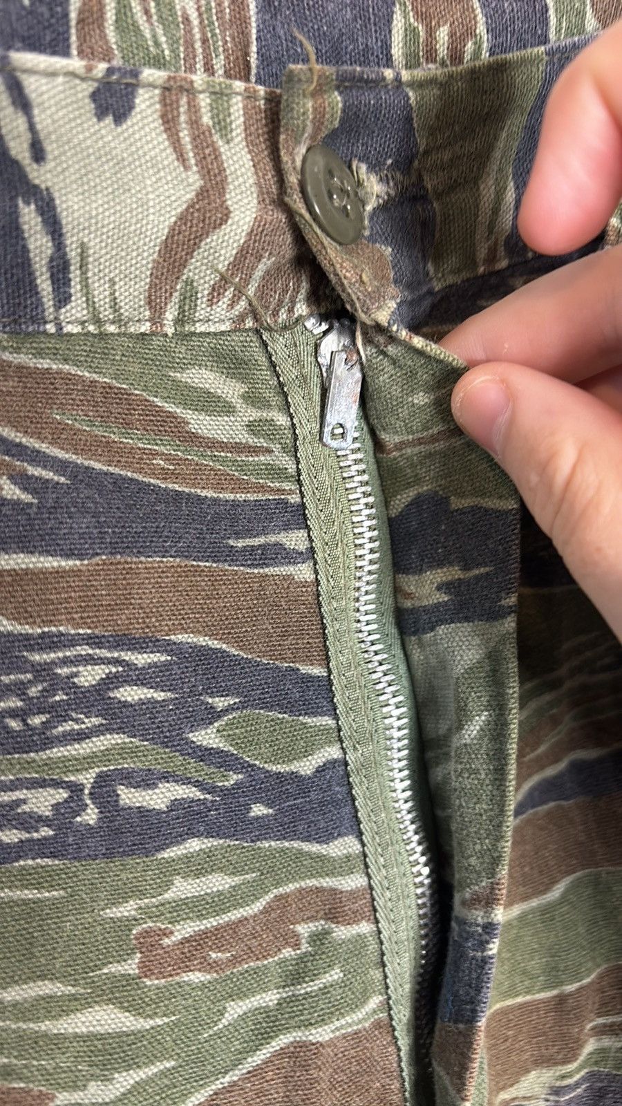 Vintage Vintage 1960s Vietnam Tiger Stripe Camo Fatigue Pants Size US 34 / EU 50 - 3 Thumbnail