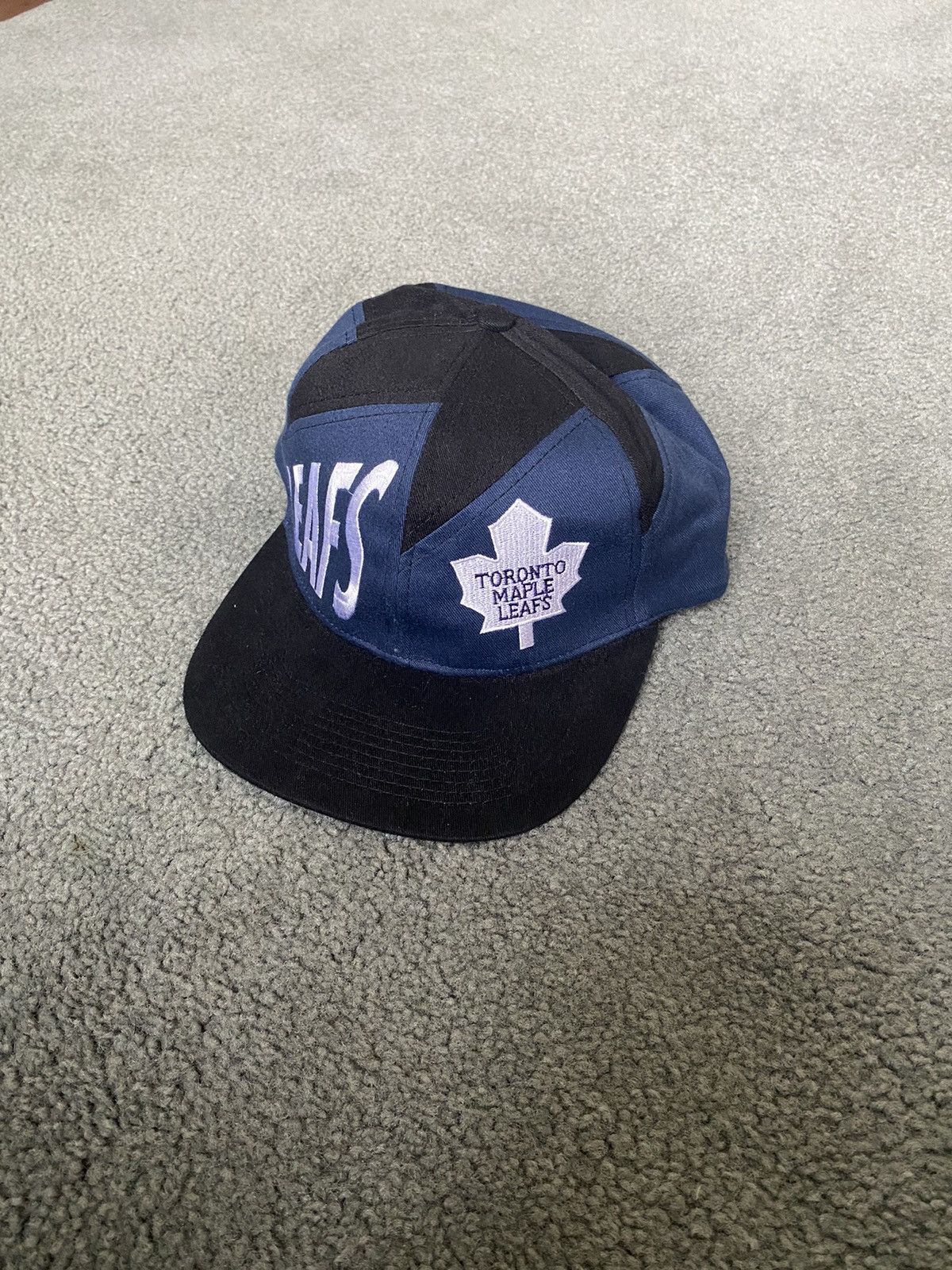 NHL × Vintage Vintage 90s Maple Leafs SnapBack Hat Size ONE SIZE - 1 Thumbnail