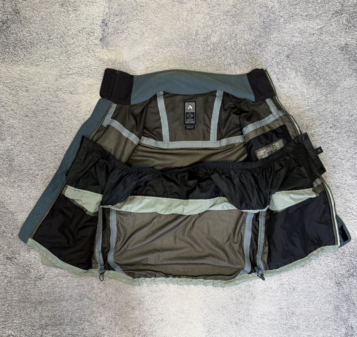 Nike ACG Vintage Nike ACG 3-Layer Shell Jacket L Snow Skirt Vent Zip Size US L / EU 52-54 / 3 - 3 Thumbnail
