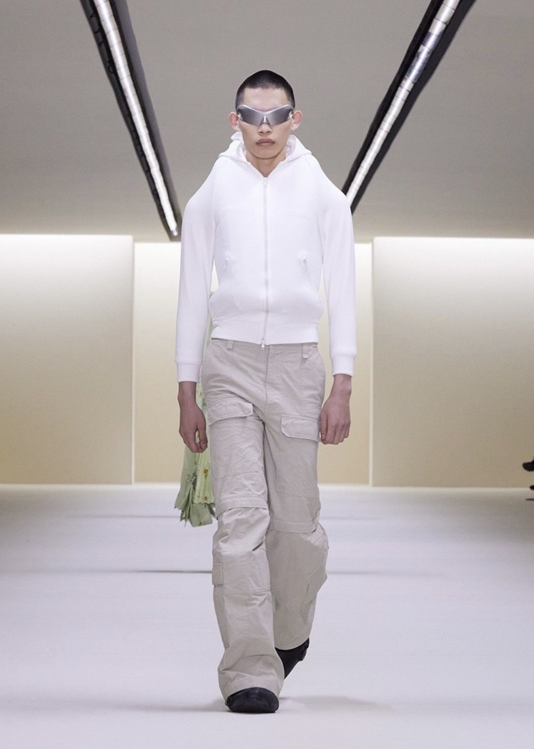 Balenciaga Balenciaga FW23 Flared Cargo Pant Beige Gently Used sz M Size US 32 / EU 48 - 2 Thumbnail