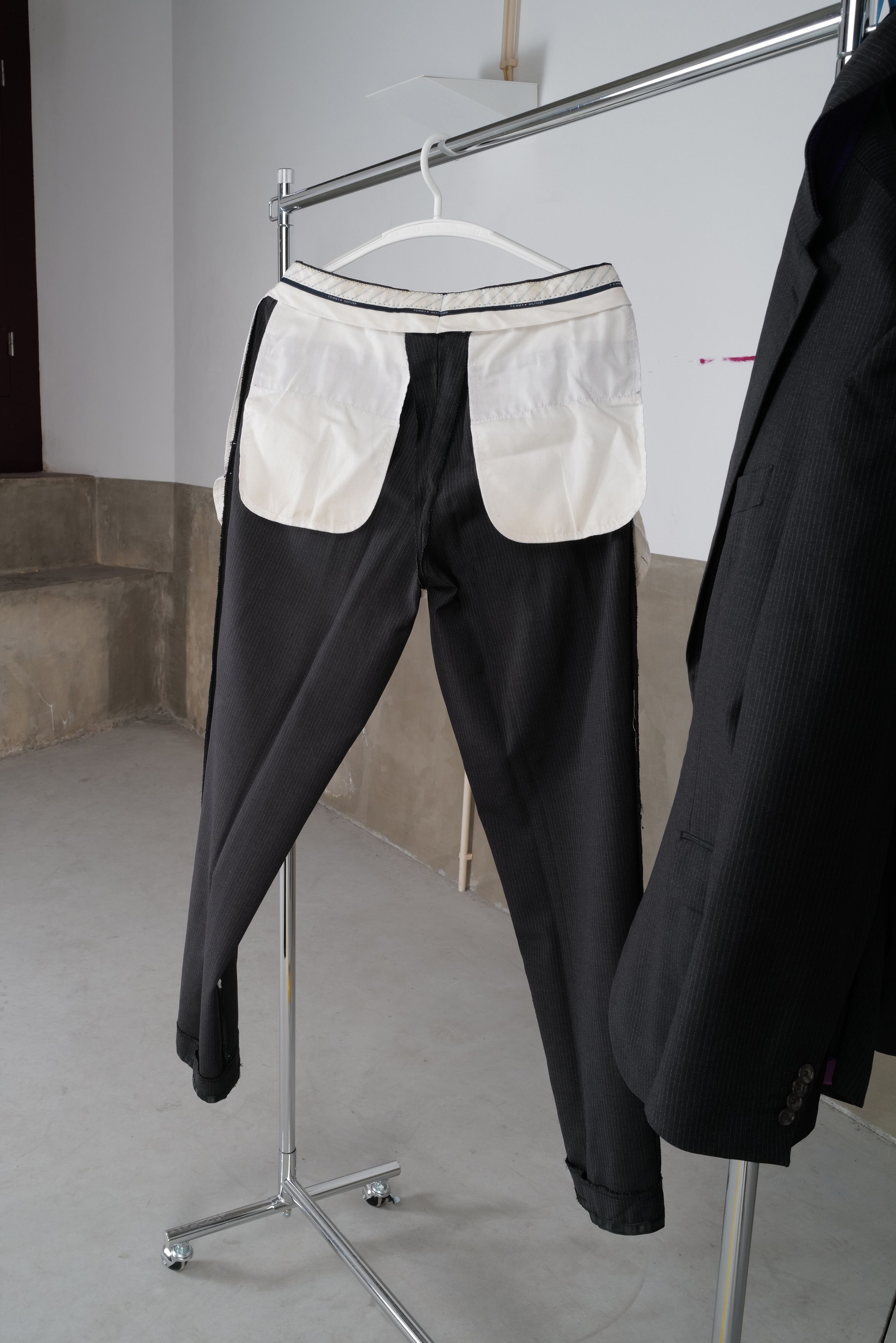 Tommy Hilfiger Tommy Hilfiger Tailored virgin wool suit by Kevin Brooks Size 48R - 5 Thumbnail