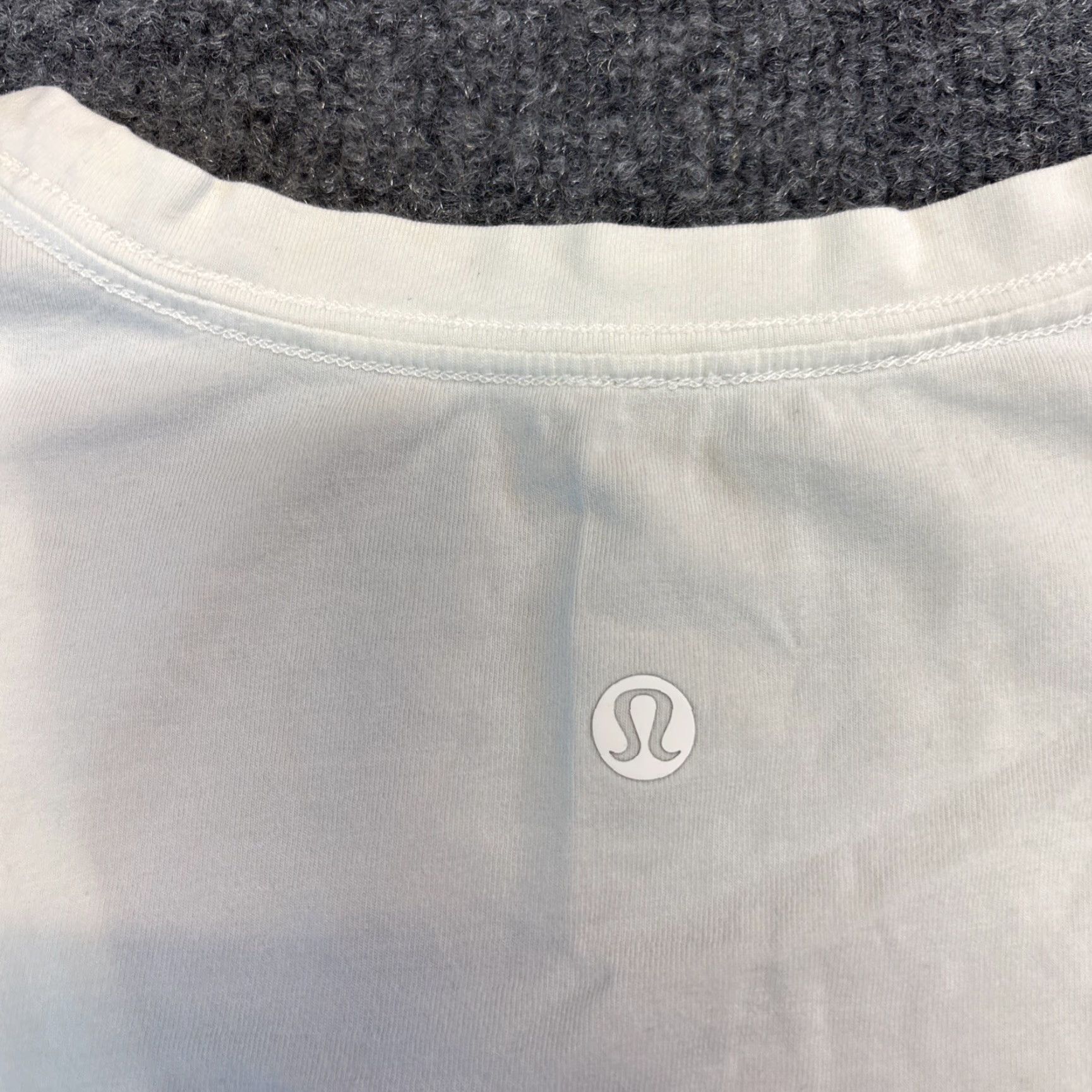 Lululemon Lululemon Fundamenta White V-Neck T-Shirt Mens Size L White Activewear/Casual Shirt Size US L / EU 52-54 / 3 - 5 Thumbnail