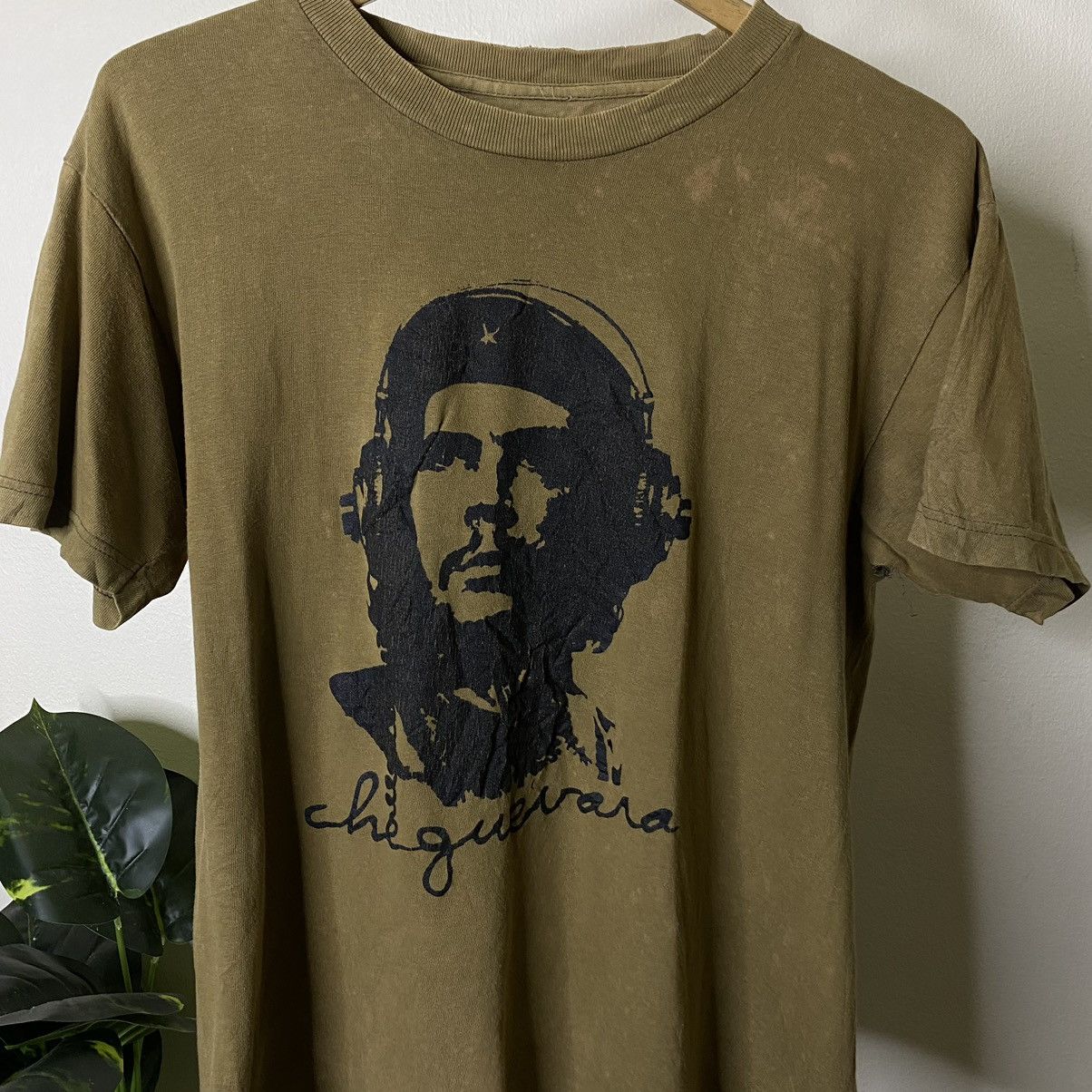 Vintage Vintage 1990s Che Guavara Faded Olive T Shirt Size US M / EU 48-50 / 2 - 2 Thumbnail