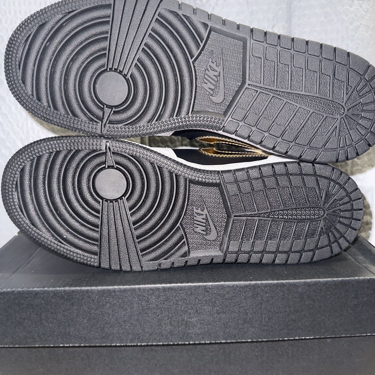 Jordan Brand Nike Air Jordan 1 Mid Black White Gold GS Size 5.5Y Size US 5.5 / EU 38 - 6 Thumbnail