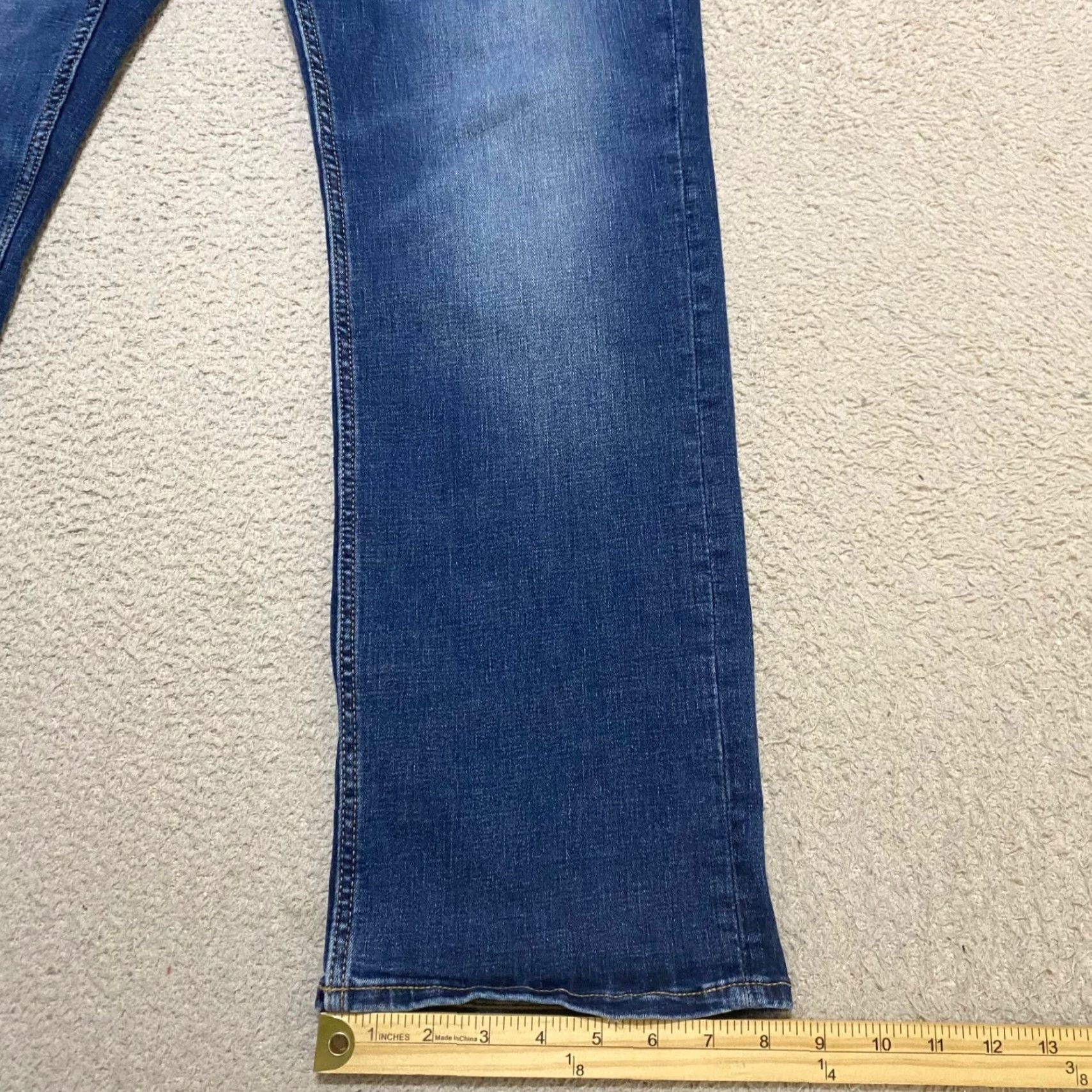 Old Navy Old Navy Jeans Mens 36x32 Blue Denim Medium Wash Straight Mid Rise Flex Waist Jeans Men 36 Blue Medium Wash Straight 5-Pocket Denim Regular Fit 2000s? Size US 36 / EU 52 - 5 Thumbnail