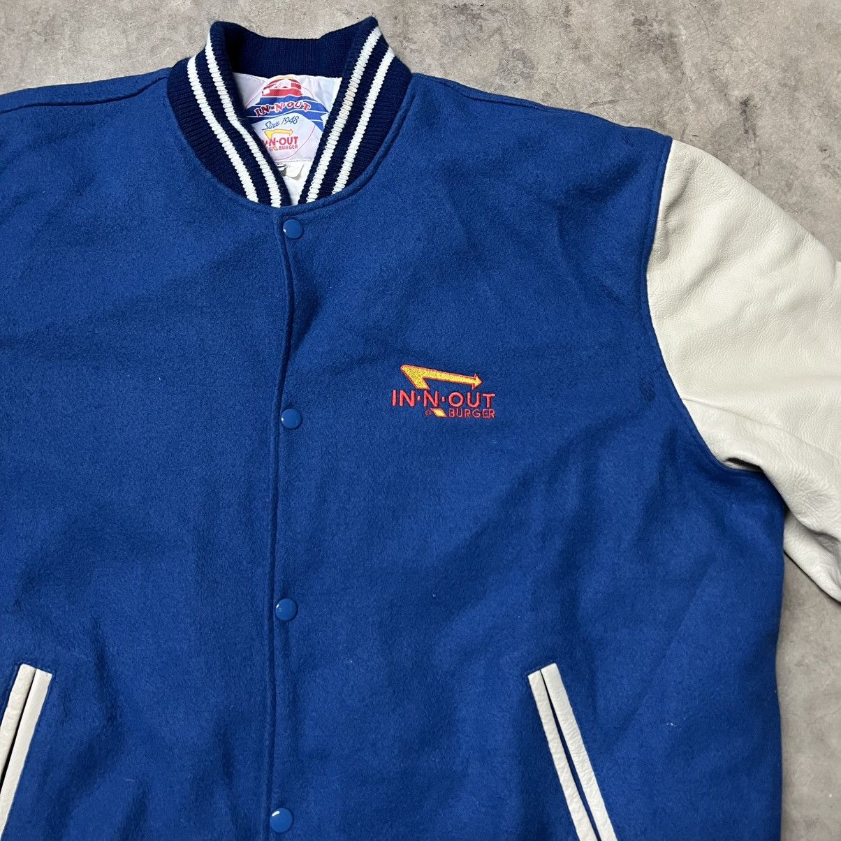 Vintage Vintage 90’s In N Out Burger 🇺🇸 Embroidered Varsity Jacket Size US XXL / EU 58 / 5 - 6 Thumbnail