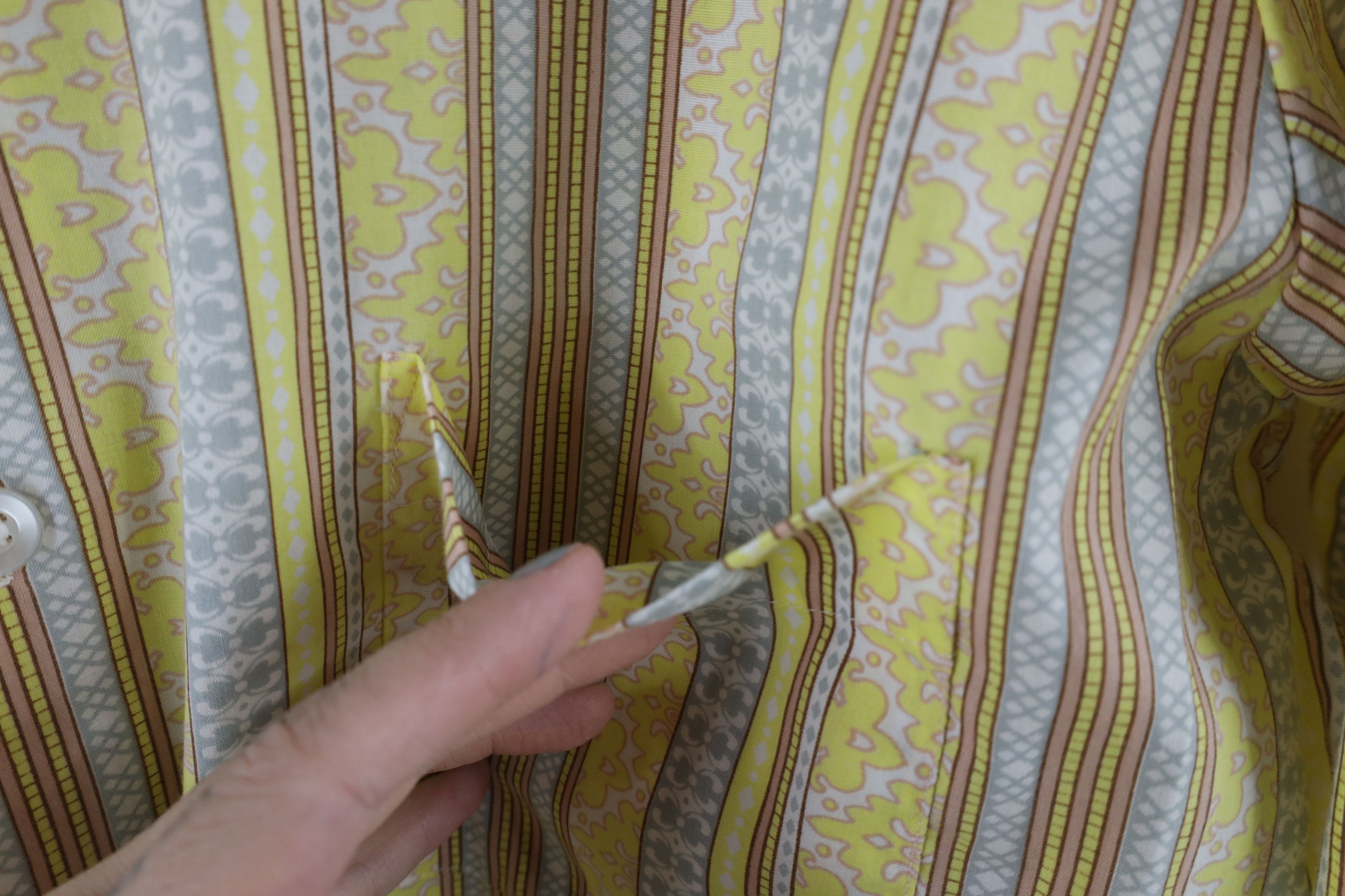 Vintage Vintage 70s Streetwear Geometric Collared Button Shirt Size US L / EU 52-54 / 3 - 4 Thumbnail