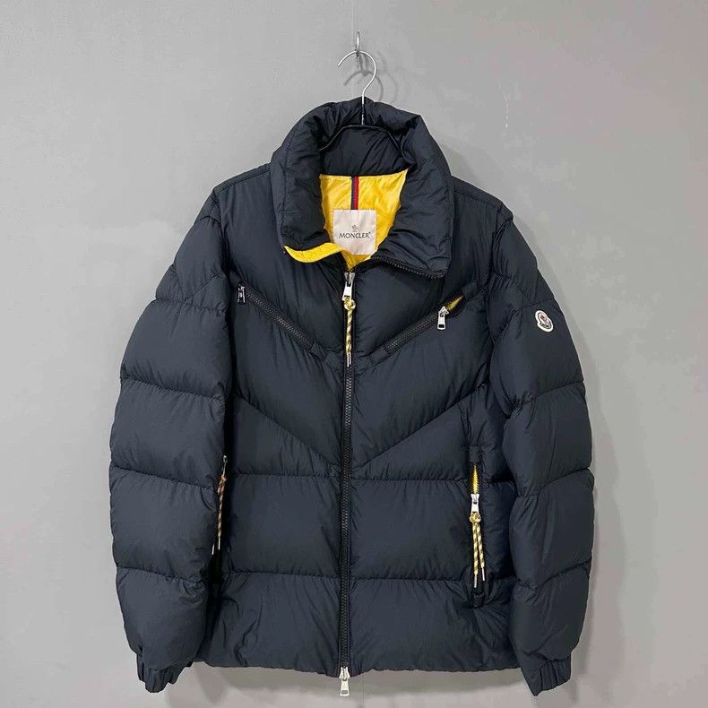 Moncler Moncler Solid Logo Puffer Jacket-yf Size US M / EU 48-50 / 2 - 1 Thumbnail