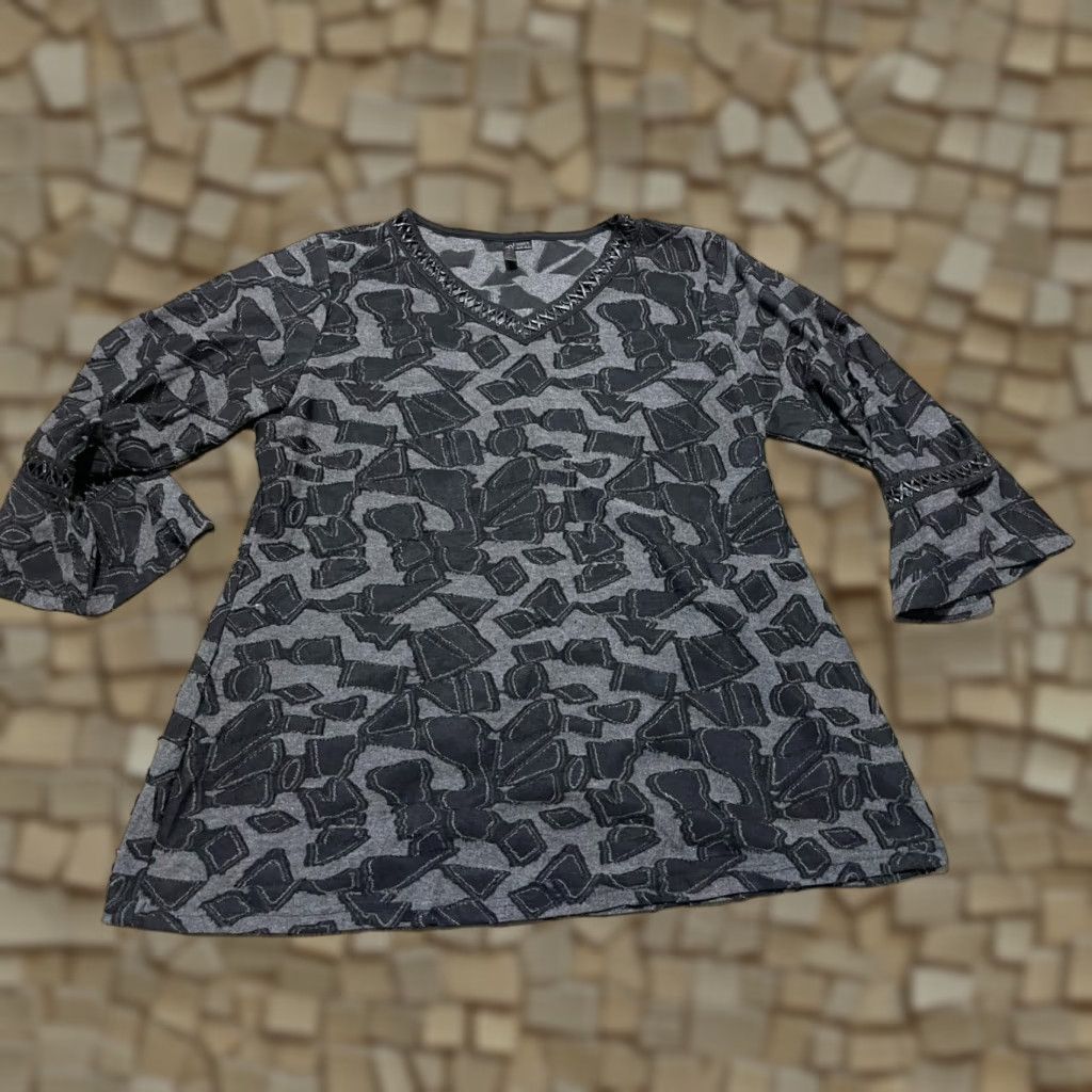Triangl Ethyl Shirt Women XL Black Gray V-Neck Long Sleeve Triangles Shirt Womens XL Black Gray V-Neck Long Sleeve Triangles Size XL / US 12-14 / IT 48-50 - 1 Thumbnail