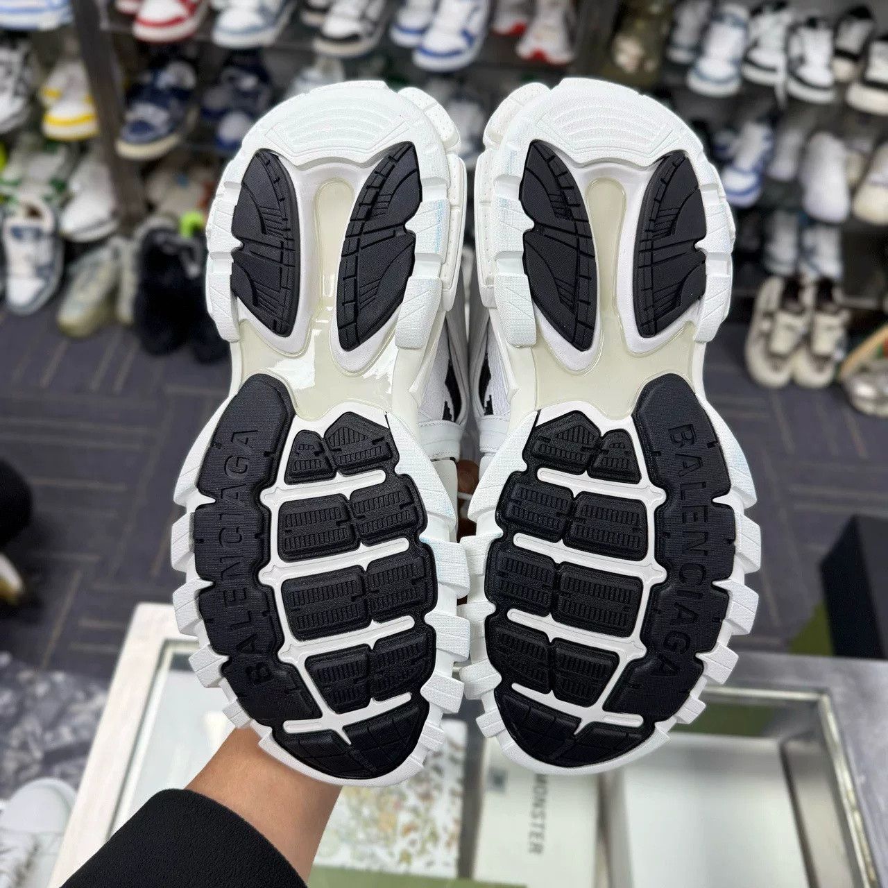 Balenciaga Balenciaga x Adidas Track Size US 10 / EU 43 - 2 Thumbnail