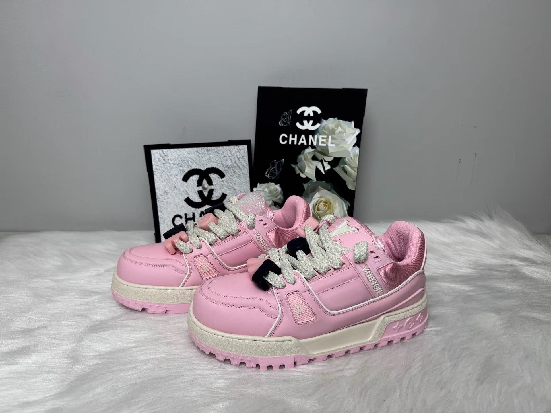 Louis Vuitton Louis Vuitton Trainer Maxi LOVE Logo Low Top Sneakers K36 Size US 8 / EU 41 - 1 Thumbnail