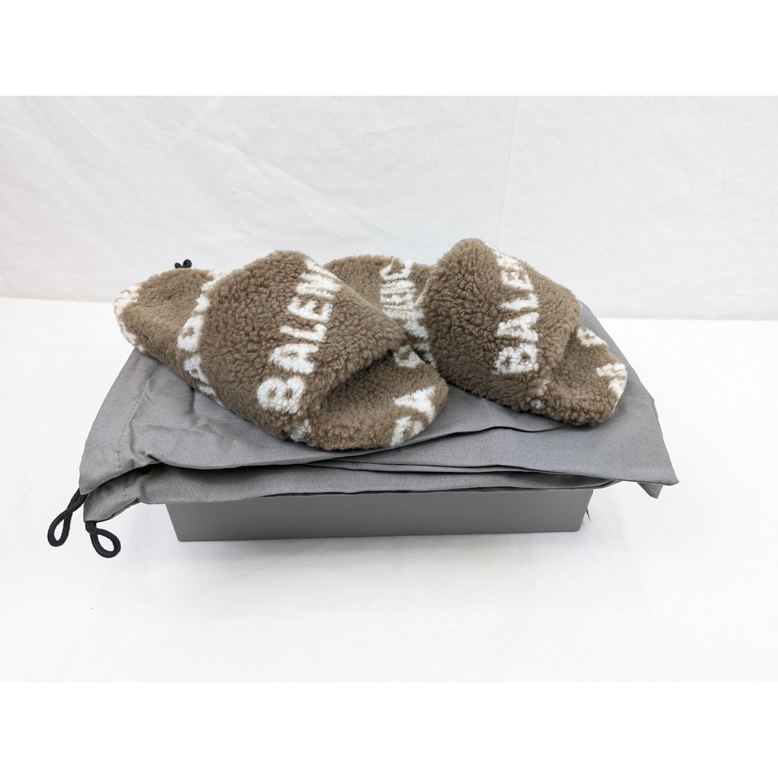 Balenciaga o1rshd1 All Over Logo Furry Slides in Dark Mink Grey/White Size US 10 / IT 40 - 21 Thumbnail