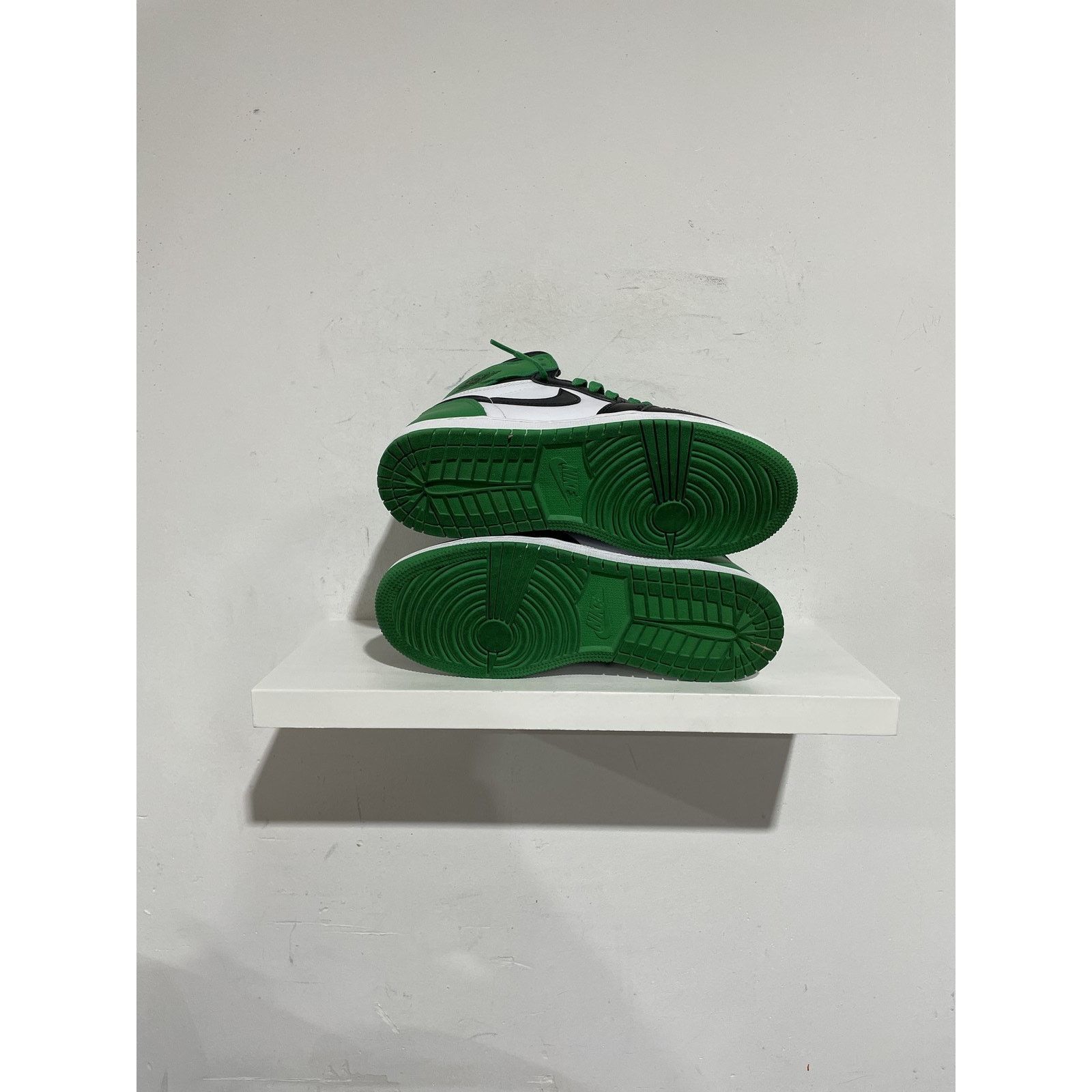 Jordan Brand JORDAN 1 RETRO HIGH LUCKY GREEN SIZE 6Y PREOWNED Size US 6 / EU 39 - 8 Thumbnail
