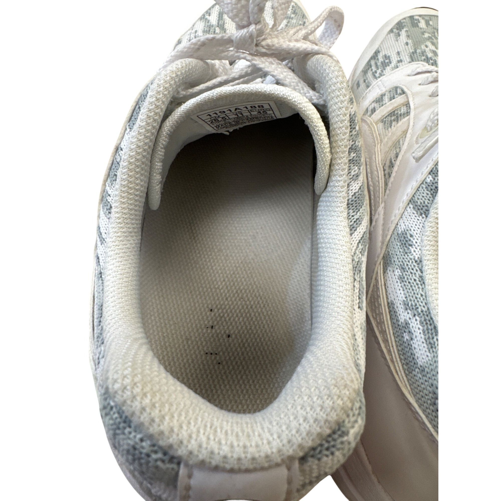 Asics Asics Gel-saga White & Gray Running Shoes Size 11 SKU 7383 Size US 11 / EU 44 - 10 Thumbnail
