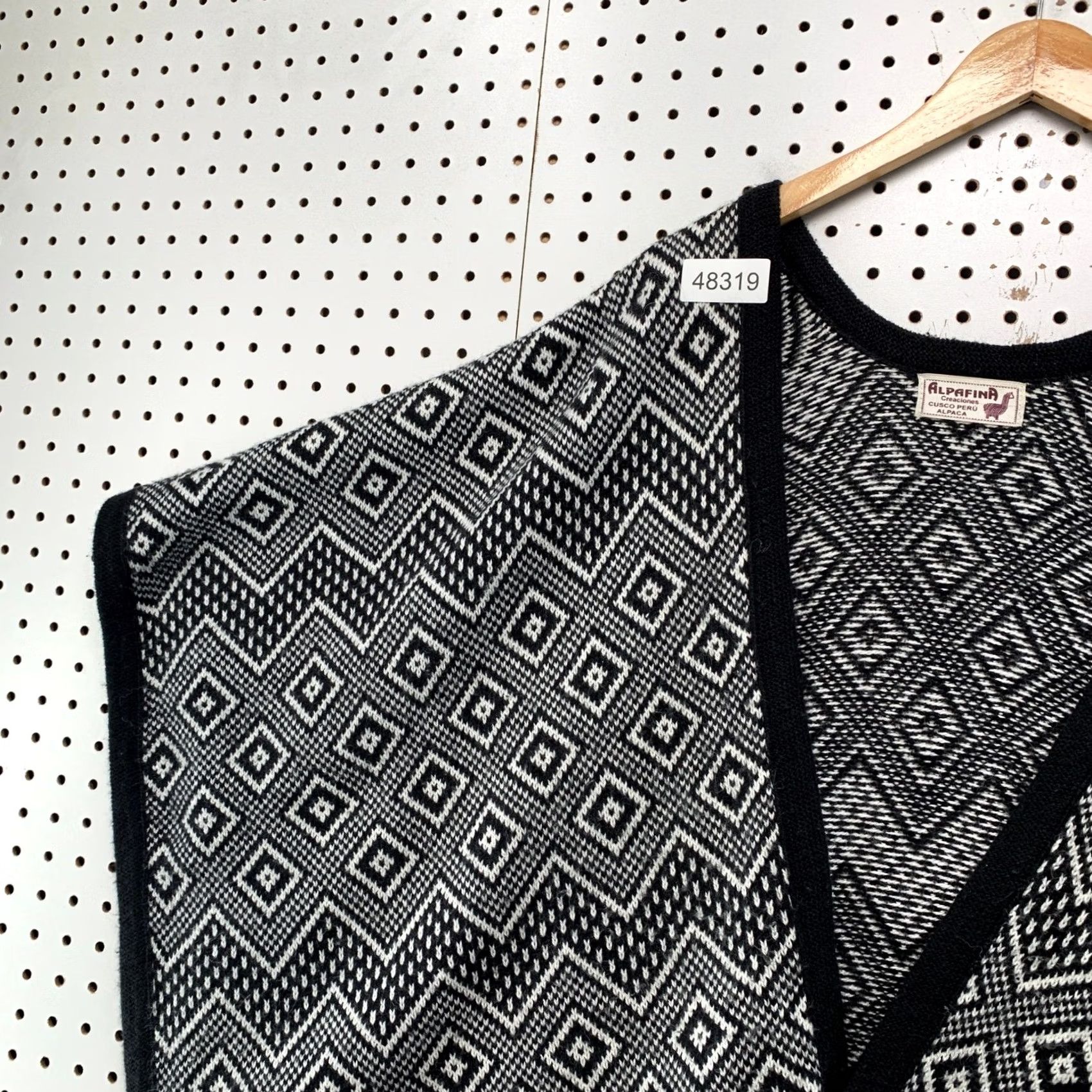 Vintage VINTAGE Alpafina Cusco Peru Alpaca Wool Poncho Geometric Diamond Knit Black White Wrap Size ONE SIZE - 7 Thumbnail