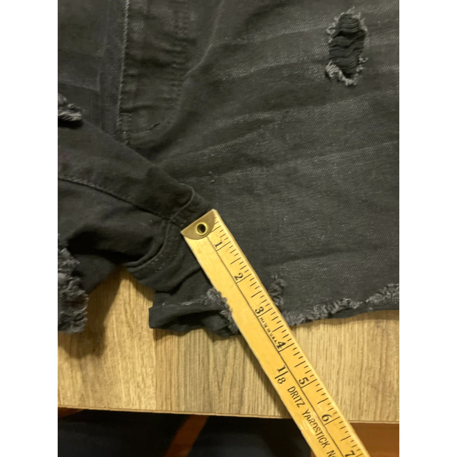 Vintage YMI Shorts Women's 3/26 Black Denim Mom Fit Cut-Off Raw Hem Regular Inseam 3.5 in Size 26" / US 2 / IT 38 - 6 Thumbnail