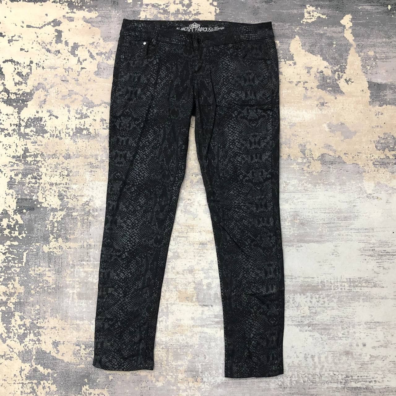 Almost Famous P787 ALMOST FAMOUS SNAKE SKIN MOTIF SKINNY JEANS Size US 32 / EU 48 - 1 Thumbnail