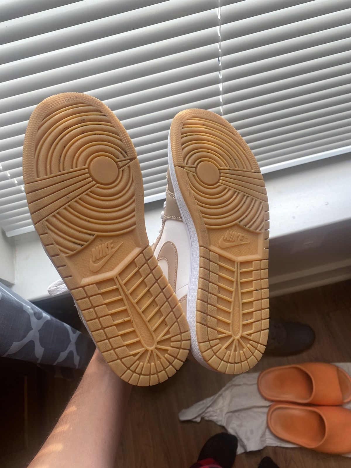 Jordan Brand Air Jordan 1s Mid Tan Gum Bottom Size US 8 / EU 41 - 15 Thumbnail