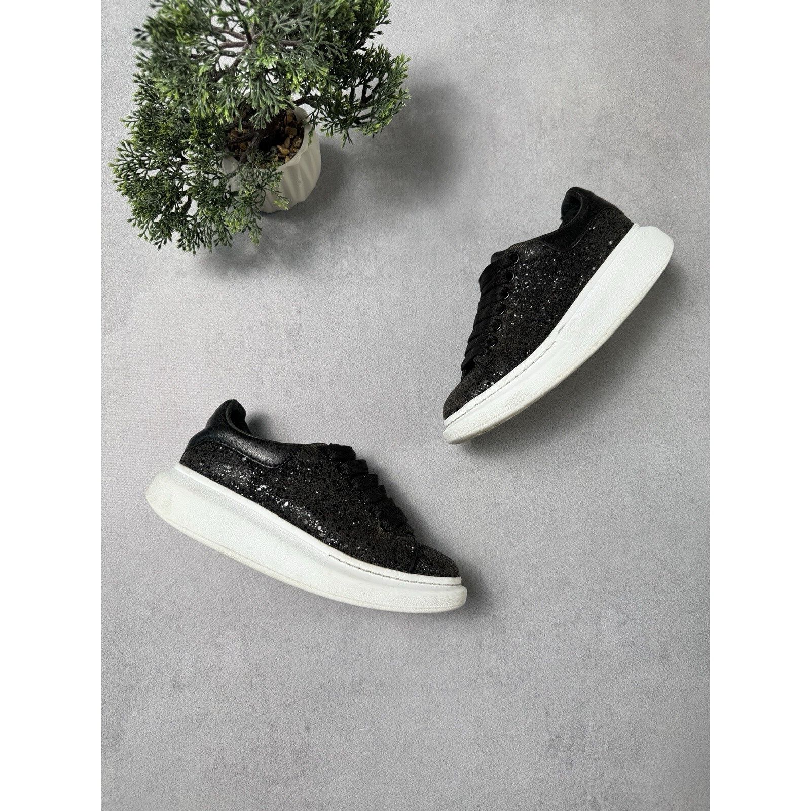 スニーカー Oversized suede sneakers with engraved logo on the front Alexander McQueen Oversized suede sneakers with engraved