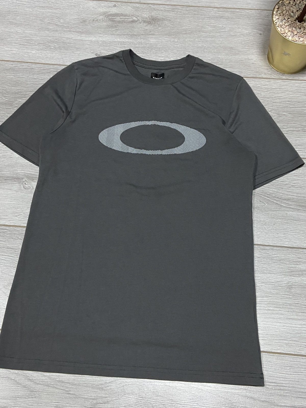 Vintage Oakley vintage big circle logo t-shirt Size US S / EU 44-46 / 1 - 3 Thumbnail
