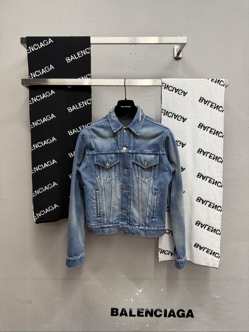 Balenciaga Balenciaga Logo Back Denim Jacket Size 46 Size US S / EU 44-46 / 1 - 1 Thumbnail