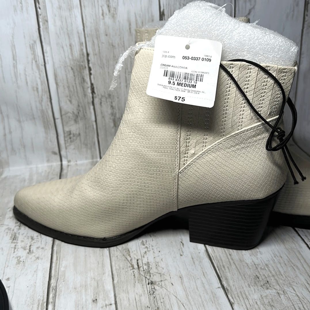 Vintage **Women's Cream Block Heel Ankle Bootie Size 9.5 New** User: Women's Cream Block Heel Ankle Boot Size 9.5 New Size US 10 / IT 40 - 3 Thumbnail