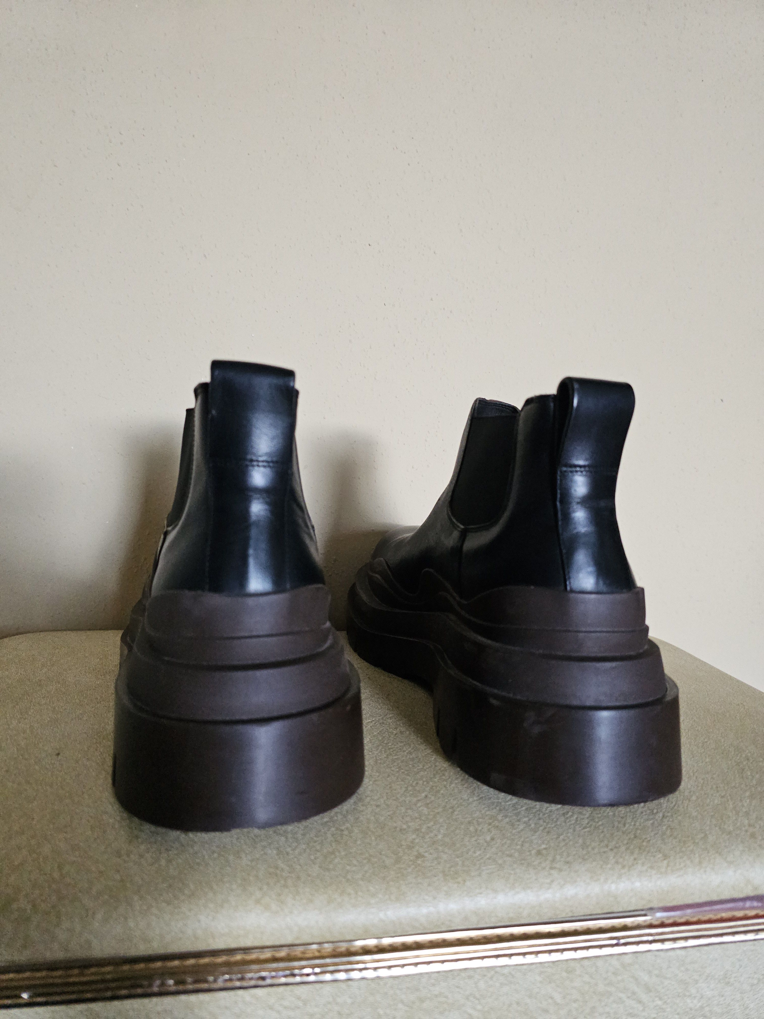 Bottega Veneta Bottega Veneta Tire Chelsea Ankle Boots (Black/Brown) Size US 7 / IT 37 - 4 Thumbnail