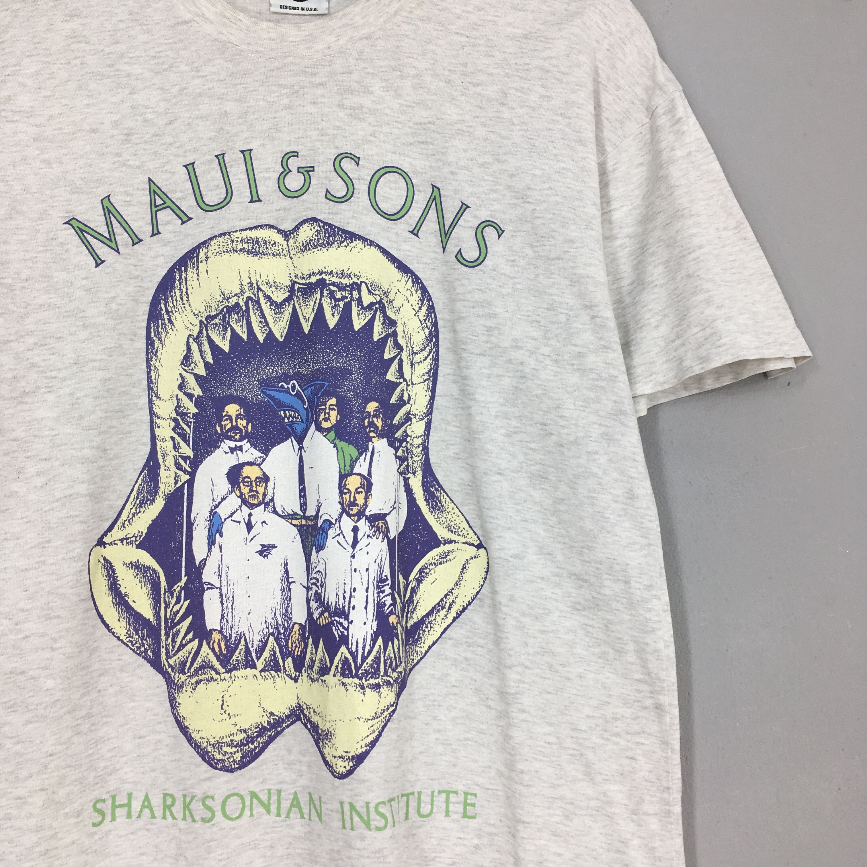 Maui and Sons × Vintage Vintage Maui & Sons Sharksonian Institute Surfing Tshirt Size US M / EU 48-50 / 2 - 2 Thumbnail