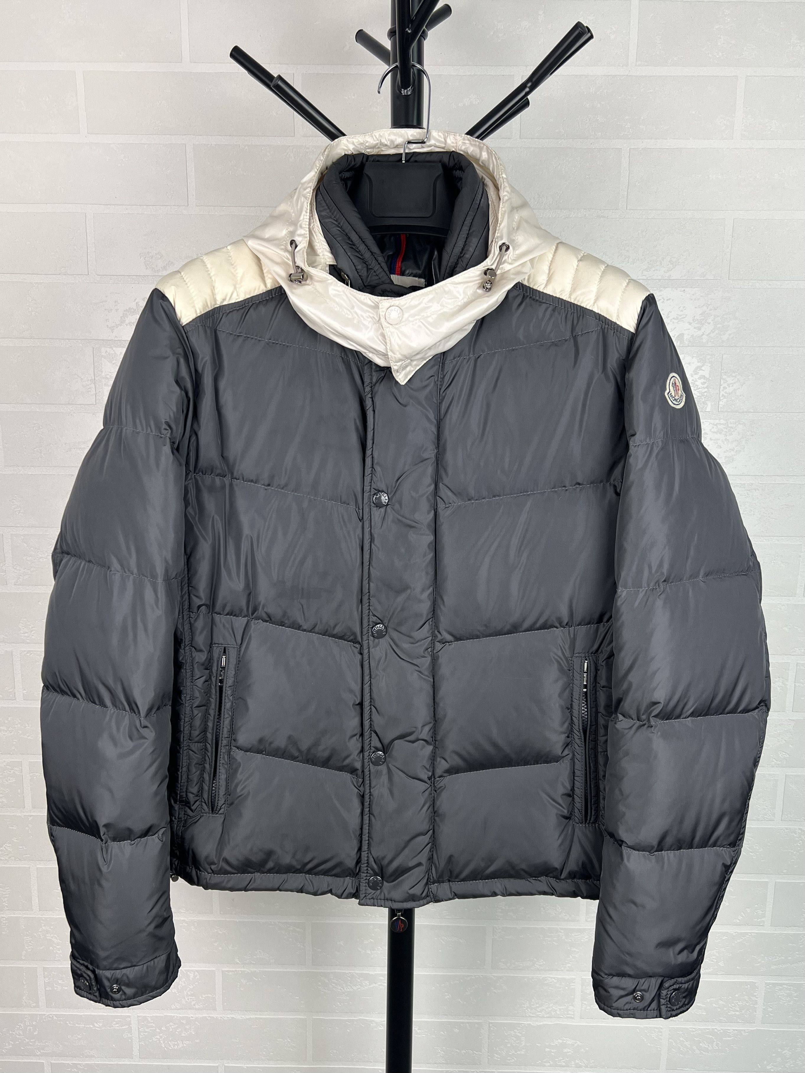 Moncler MONCLER Down Jacket Puffer AUSTIN GIUBBOTTO Patch Logo Gray Size US XL / EU 56 / 4 - 1 Thumbnail