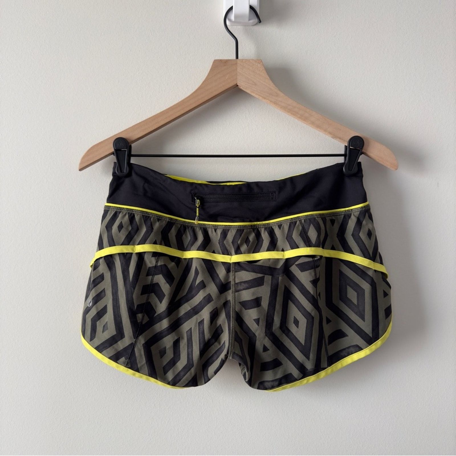 Lululemon Lululemon Run Times Short *4-way Stretch Chevron Shuffle EUC Size 27" / US 4 / IT 40 - 4 Thumbnail