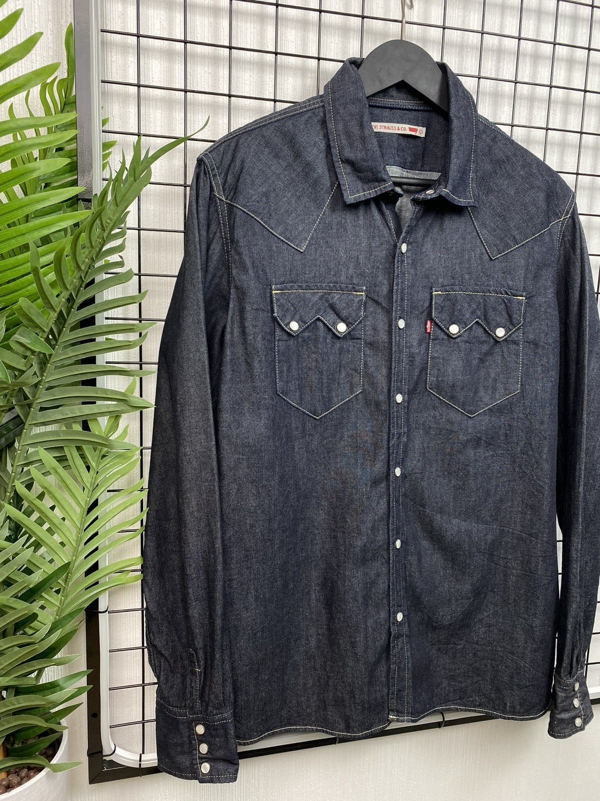 Levi's × Levi's Vintage Clothing × Vintage Vintage Levi’s Strauss & Co Denim Shirt Men’s L Navy Size US L / EU 52-54 / 3 - 3 Thumbnail