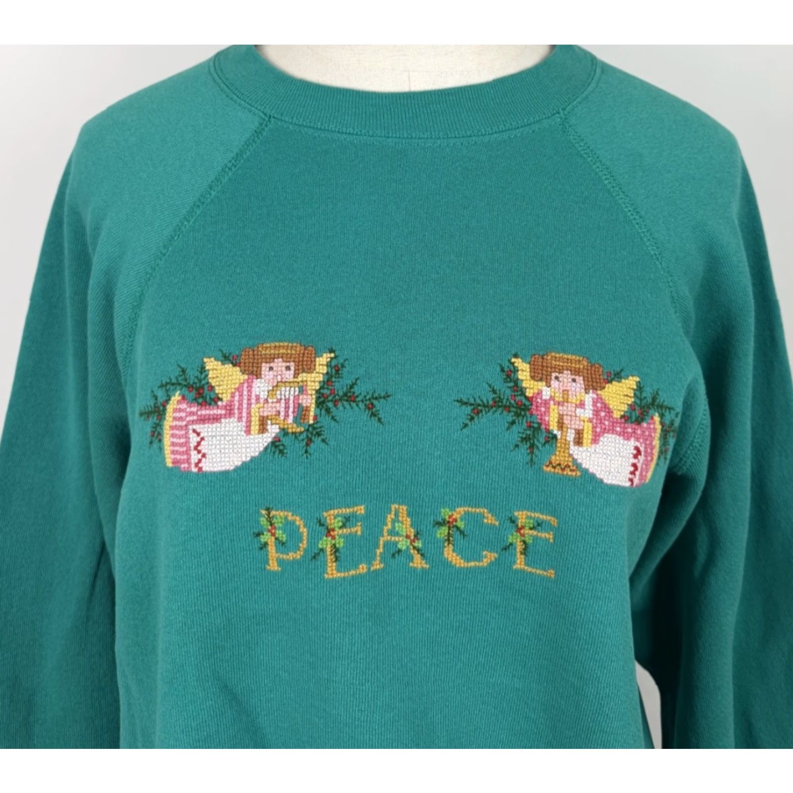 Vintage VINTAGE Christmas Sweatshirt Womens XL Needlepoint Embroidered Angels Peace Mom Green 80s 90s Christmas Grunge Retro Pullover Crew Neck Size XL / US 12-14 / IT 48-50 - 2 Thumbnail