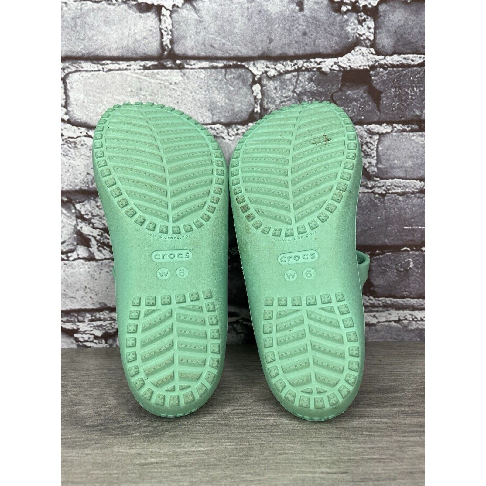 Crocs CROCS Iconic Comfort Green Rubber Slides Light Flats Sandals Size US 6 / IT 36 - 13 Thumbnail