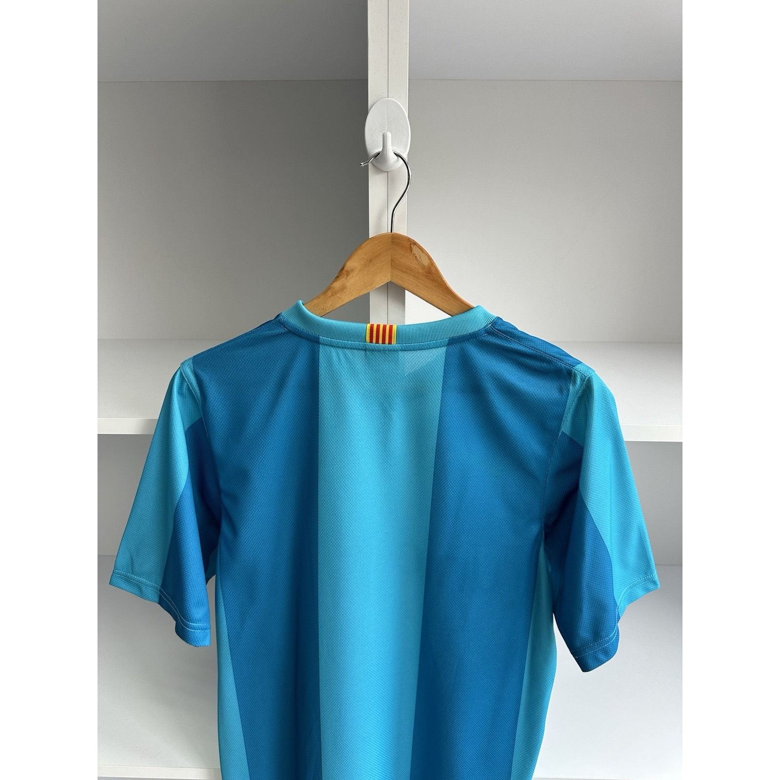 Nike BARCELONA 2007 2008 AWAY FOOTBALL SOCCER SHIRT JERSEY NIKE 2 Size US S / EU 44-46 / 1 - 9 Thumbnail