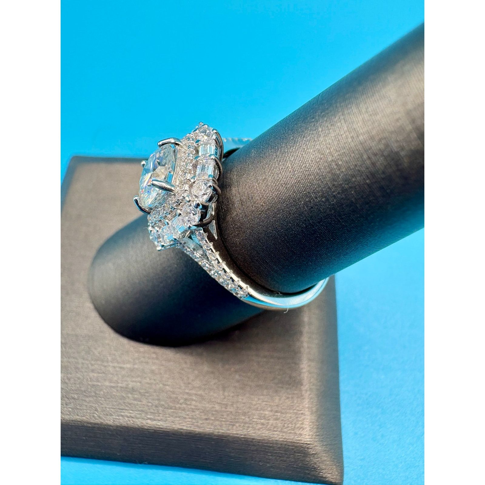 Jewelry Stunning 2CTW Moissanite Ring in AU750 (75% White Gold) Sz 9 Size ONE SIZE - 8 Thumbnail