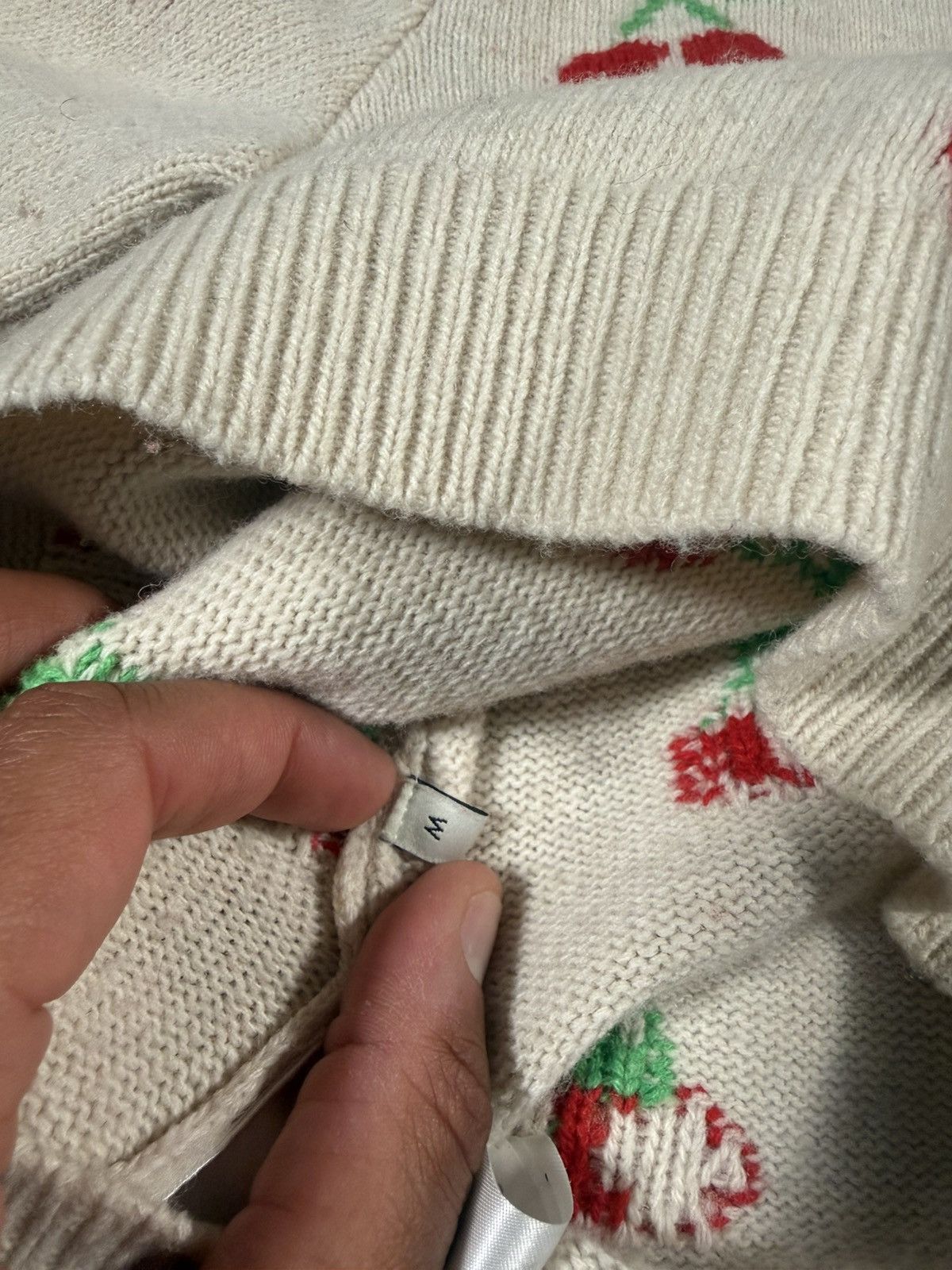 Gucci Gucci Wool Cherry Sweater Pullover Size Small Cream/Red Size S / US 4 / IT 40 - 4 Thumbnail