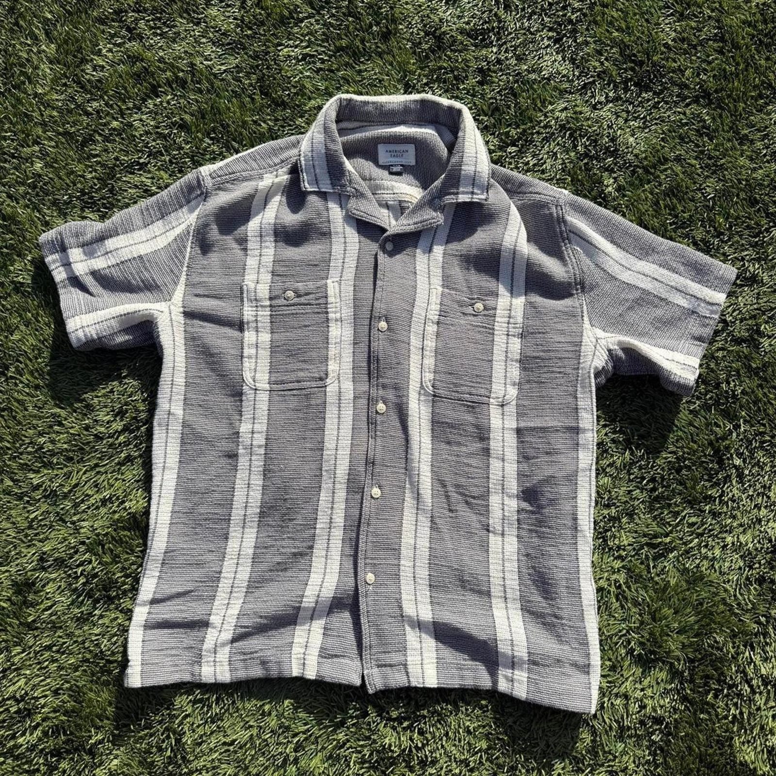 American Eagle Outfitters American Eagle Short Sleeve Button Up Shirt Size L Blue Size US L / EU 52-54 / 3 - 1 Thumbnail
