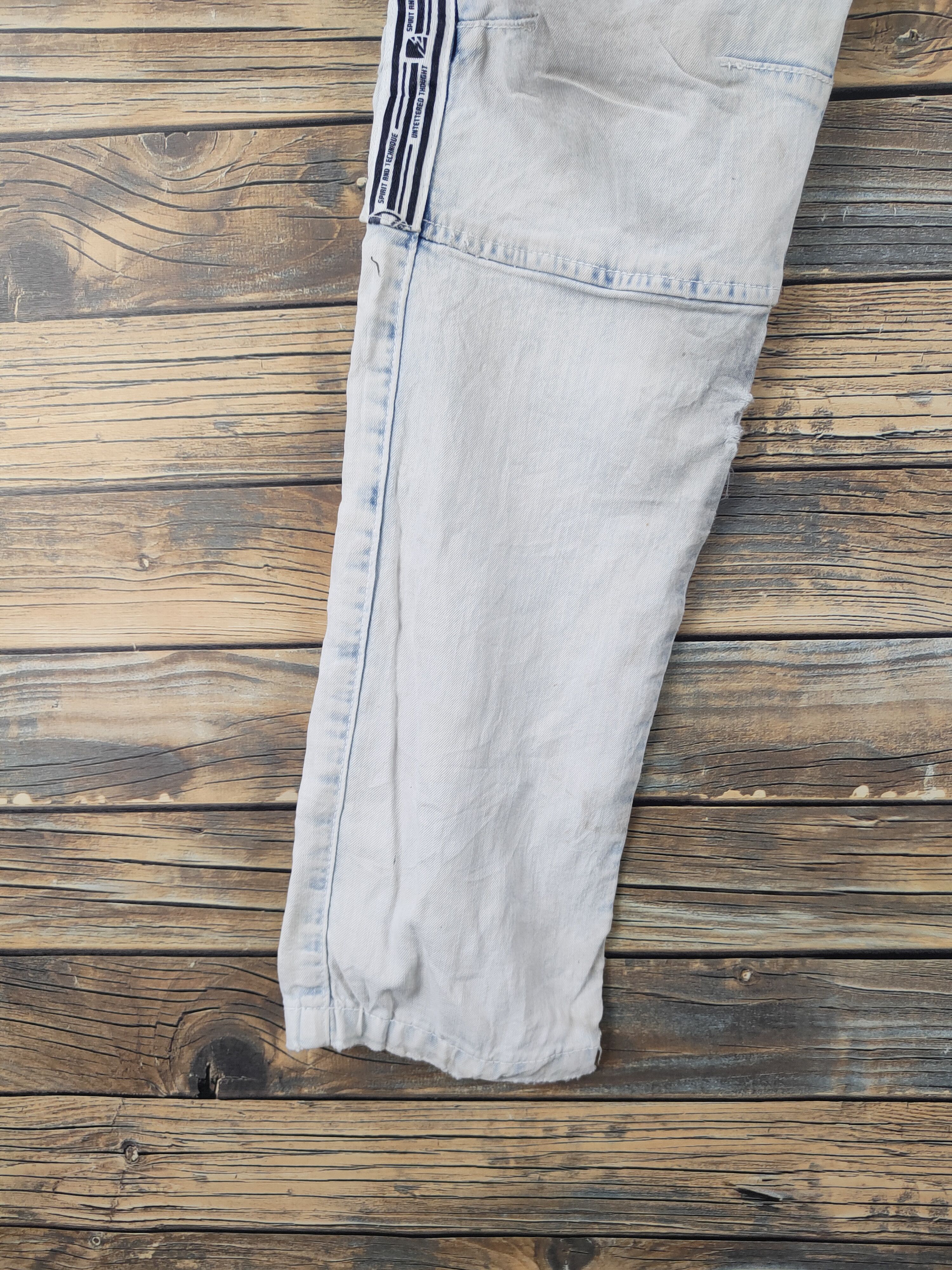 Japanese Brand I'z Frontier Light Blue Distressed Ripped Soft Jeans #W1997 Size US 32 / EU 48 - 4 Thumbnail