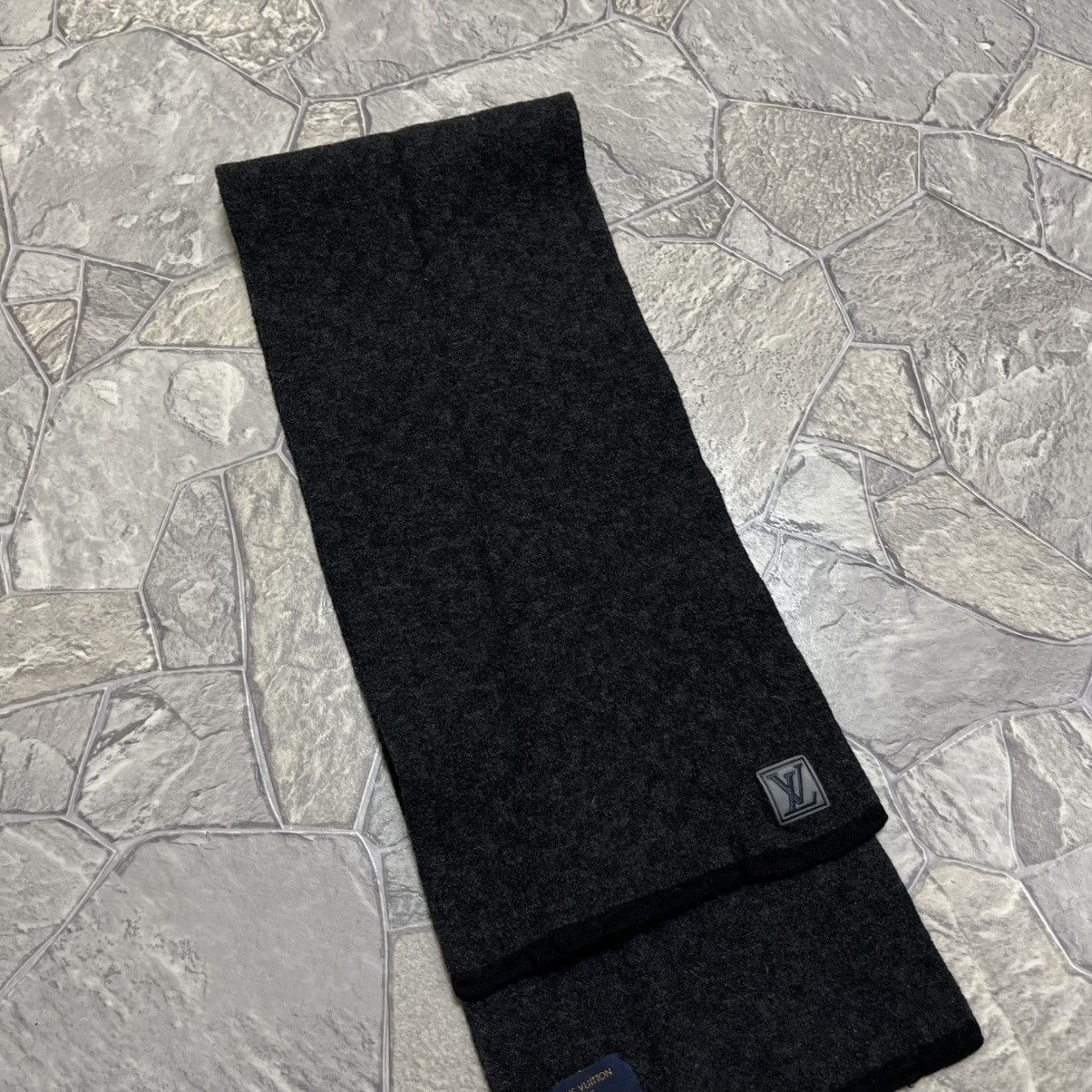 Louis Vuitton Louis Vuitton Scarf LV Logo Silk Wool Size ONE SIZE - 2 Thumbnail