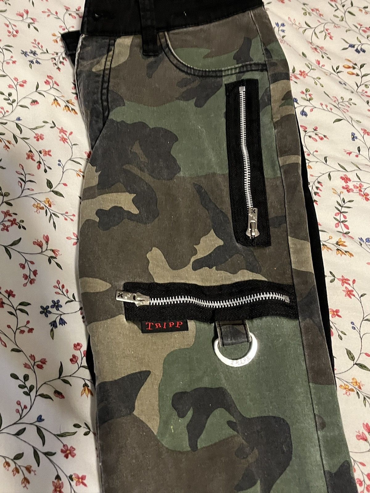 Tripp NYC Tripp Nyc Black & Camo Split Leg Pants Size 28" / US 6 / IT 42 - 3 Thumbnail
