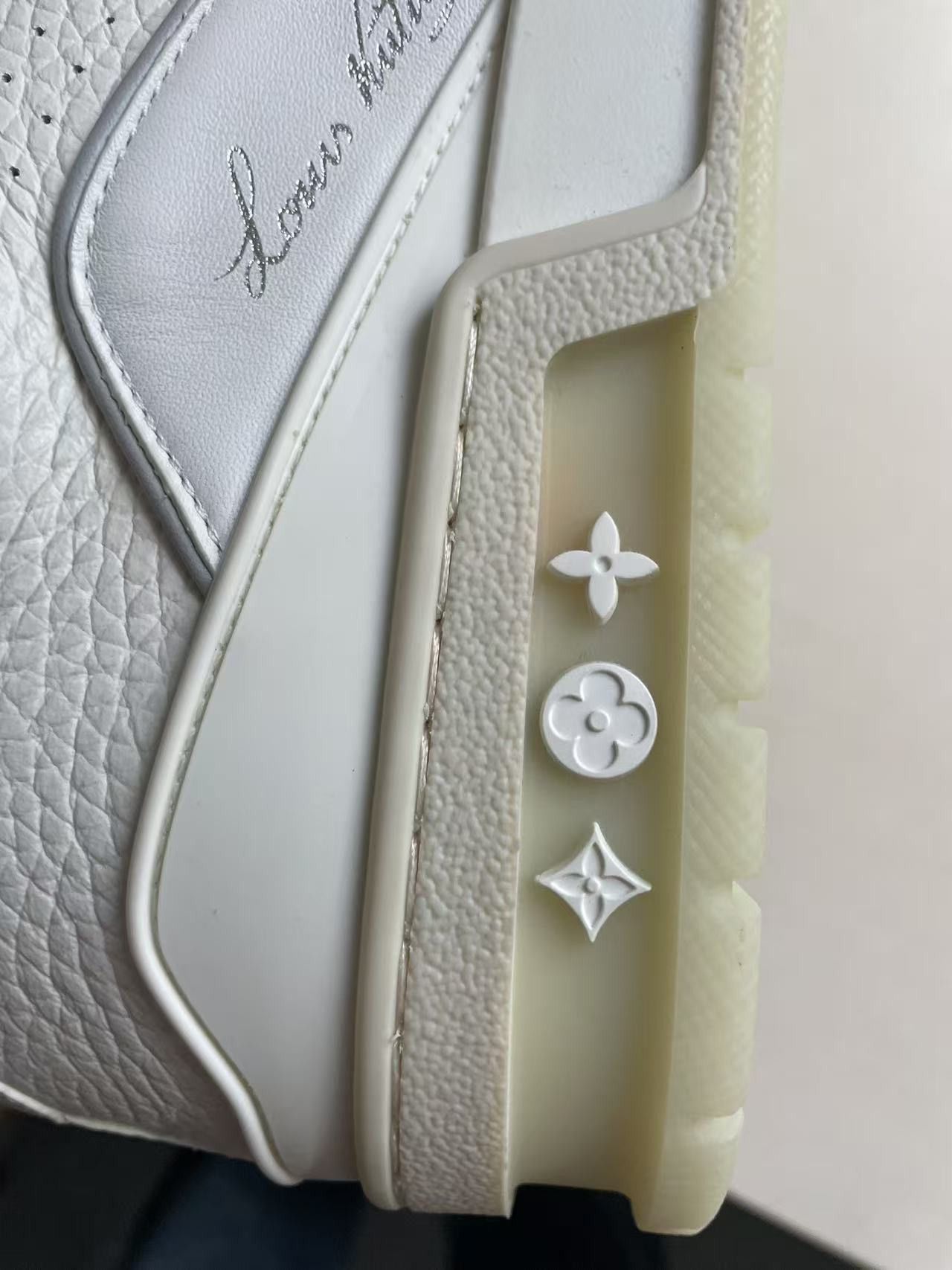 Louis Vuitton Trainer White Signature