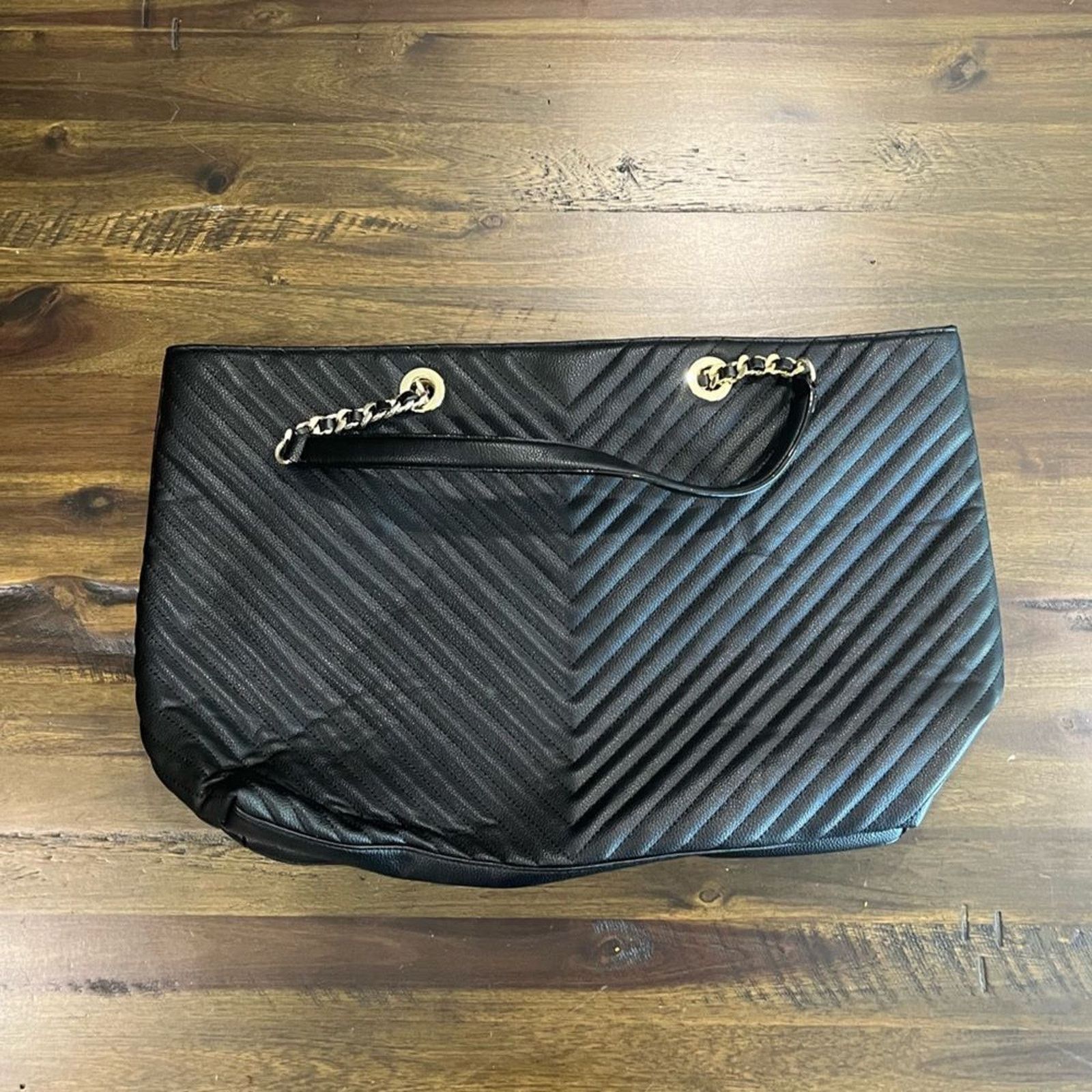 Victoria's Secret NWOT Victoria's Secret Pebbled V-Quilt Everything Tote Black Size ONE SIZE - 7 Thumbnail