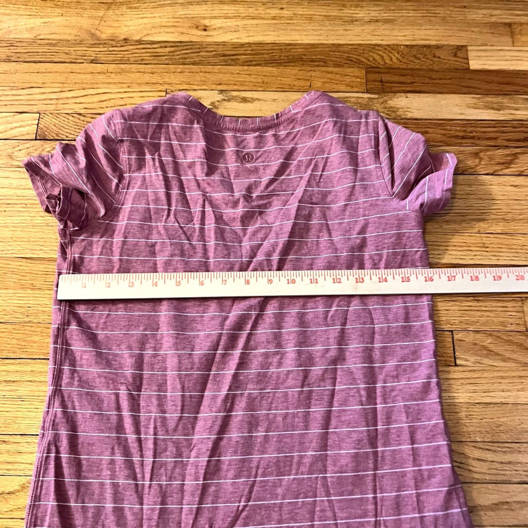 Lululemon Lululemon Shirt Womens Small Pink Striped V Neck Short Sleeve Performance T-Shirt Womens S pink V Neck Striped Short Sleeve Performance Size S / US 4 / IT 40 - 5 Thumbnail