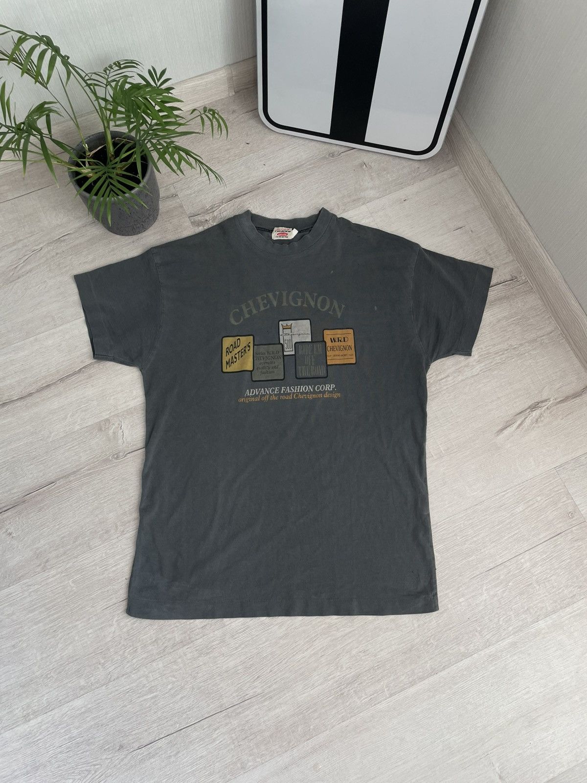 Chevignon Archive Chevignon 90s Distressed Tee Legend Jacket Y2k Singl Size US M / EU 48-50 / 2 - 1 Thumbnail