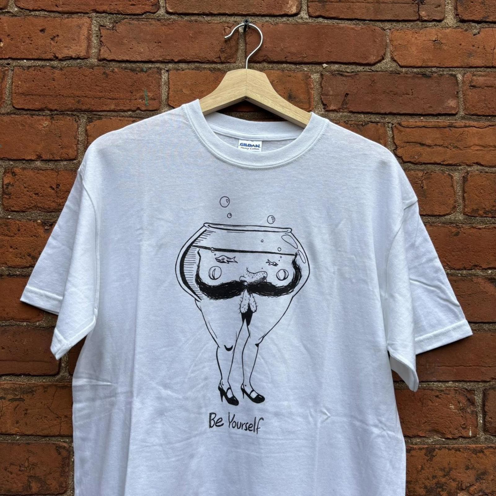 Gildan Vintage be yourself weird art t shirt fishtank legs balls Size US M / EU 48-50 / 2 - 2 Thumbnail